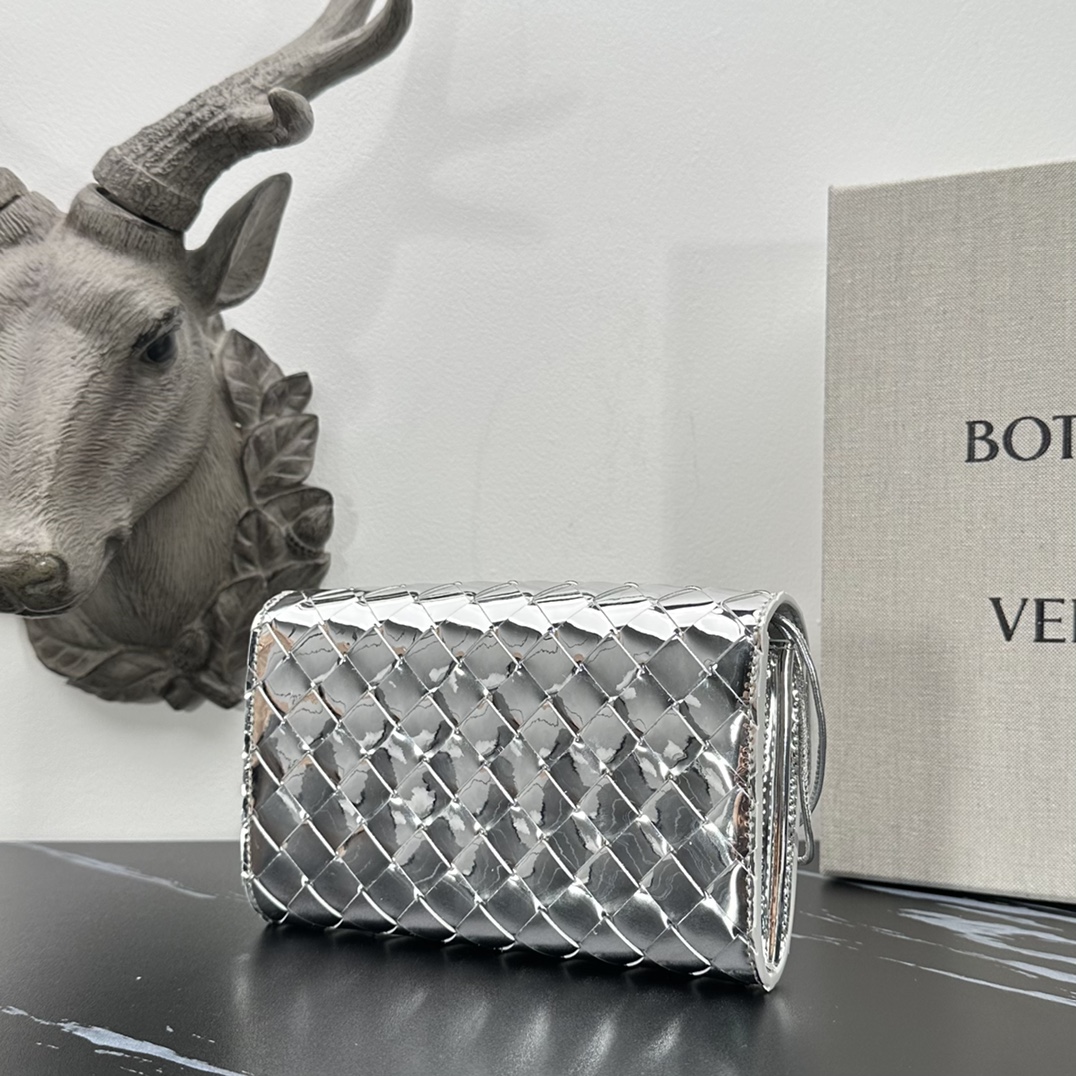 Bottega Veneta bv的一款 手拿包，简约别致的编织是这个包的特色，拿在手上很有气质，金属绳结，散发出气质与高雅