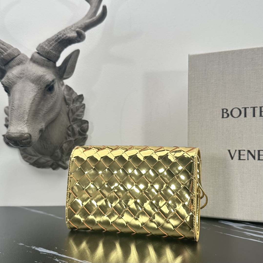 Bottega Veneta bv的一款 手拿包，简约别致的编织是这个包的特色，拿在手上很有气质，金属绳结，散发出气质与高雅