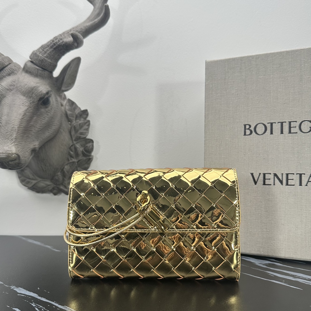Bottega Veneta bv的一款 手拿包，简约别致的编织是这个包的特色，拿在手上很有气质，金属绳结，散发出气质与高雅