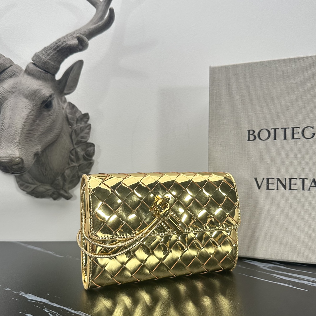Bottega Veneta bv的一款 手拿包，简约别致的编织是这个包的特色，拿在手上很有气质，金属绳结，散发出气质与高雅