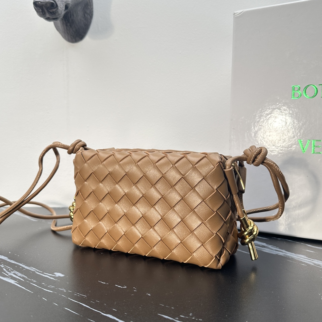 Bottega Veneta Loop Woven Small Bag Metal Knot Camera Bag - Stylish Accessory 4 i1742974847 3283 4