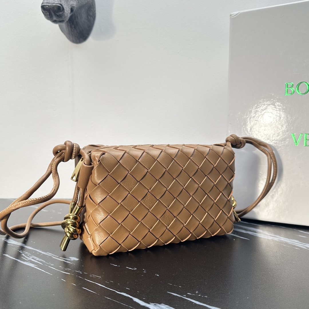 Bottega Veneta Loop Woven Small Bag Metal Knot Camera Bag - Stylish Accessory 3 i1742974847 9230 5