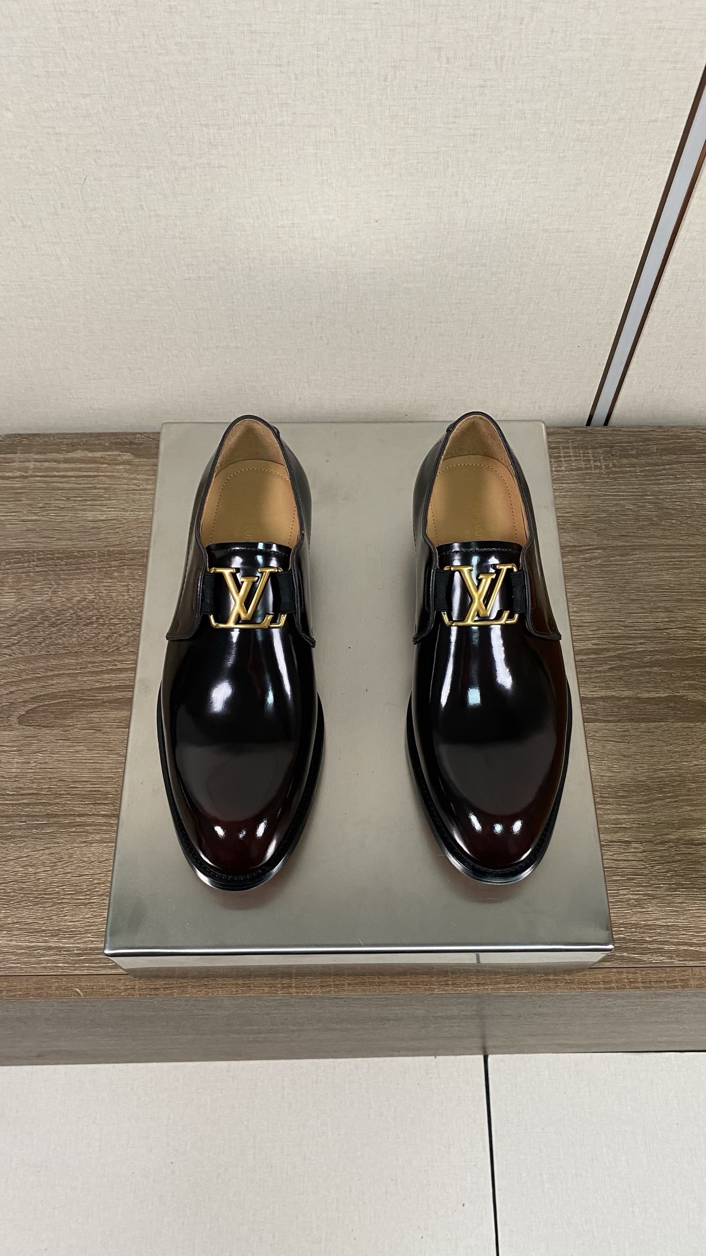 NO:854344,Size 39-44 (customized at 38.45.46) 2026ss men's official website business casual leather shoes  Black open-edge beaded leather, with the iconic gold buckle, is the exquisiteness and dignity carved into the details. The high-end sense of glossy leather flows in the light and shadow; the embellishment of the metal logo is low-key and not boring. With comfortable cowhide lining and genuine leather outsole. Without unnecessary decoration, a pair of loafers can support the aura of all formal and semi-formal occasions. A pair of shoes that can be worn in the workplace and on dates, with texture and aura, all in one step.,,loafers,cowhide,Leather  soles19860909Size 39-44(38.45.46订做) 2026ss男士官网商务休闲皮鞋 黑色开边珠皮革,搭配标志性的金扣,是刻进细节里的精致与体面.亮面皮革的高级感,在光影里流转；金属Logo的点缀,是低调不沉闷的精致.搭配舒适牛皮内里,真皮大底.不用多余装饰,一双乐福鞋,就能撑起所有正式与半正式场合的气场.职场、约会都能打的一双鞋,质感与气场,一步到位.,,loafers,cowhide,Leather soles,Men's shoes