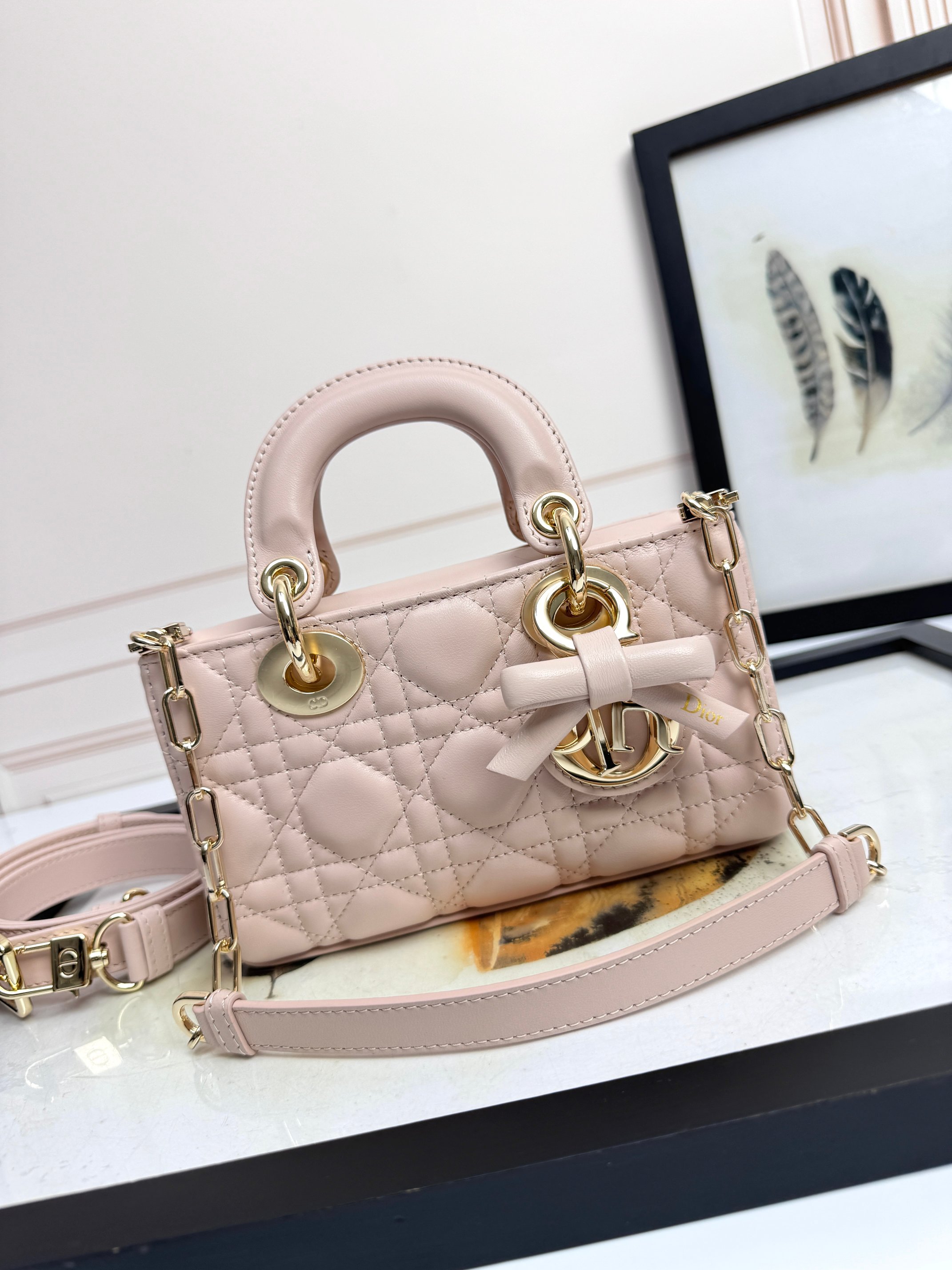 𝐃𝐣 profundo conocimiento de la elegancia y la belleza. Confeccionado en piel de oveja rosa ruborizada con llamativos …