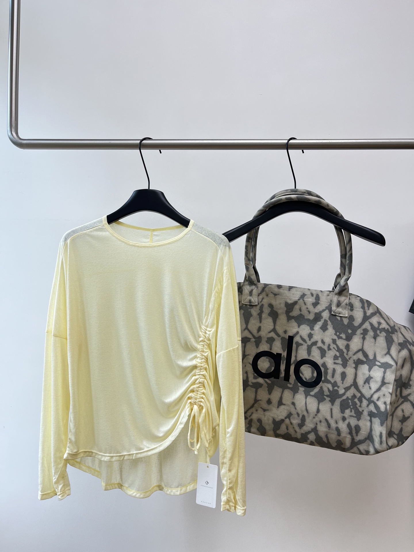 NO:944376,Thin sun-protective long-sleeved T-shirt cover-up with drawstrings on the sides, loose shoulder-dropping long sleeves, and a basic round neckline; the drawstrings on the sides can be pulled and tightened freely, which can not only create an irregular waist slimming effect, but also adjust the length at will to cover the waist and abdomen. The fabric material is light and slightly translucent, soft and waxy, breathable and not sweaty. It is mainly used for sun protection in summer and as a base for air-conditioned rooms, and has the dual functions of sunshade and inner wear.  The hem is short at the front and long at the back. The curved hem is very tolerant and suitable for shorts and skirts. There are 4 macarons in light colors such as bright yellow, pure white, nude pink, light blue, low saturation and gentle colors, refreshing and versatile. Applicable scenarios: Outdoor cycling and shopping as a sun protection shirt to resist ultraviolet rays; Office air-conditioned room as a base layer to prevent colds; Daily layering of suspenders and small vests for outer wear, simple Korean style and lazy style. Outfit advantages  The slightly translucent model will not suffocate, and the drawstring design can be loosened or tightened, so it doesn't matter your body shape. It can modify the waistline for both small and chubby people. It is a versatile model that is just needed in summer. Size: M L XL,,skirts, shorts, tees, t-shirt,19860909侧边抽绳薄款防晒长袖T恤罩衣,宽松落肩长袖,圆领基础领口；侧边自带抽绳系带,可以自由抽拉收紧,既能打造不规则收腰显瘦效果,也能随意调节衣长,遮住腰腹肉肉. 面料材质轻薄微透,软糯垂坠、透气不闷汗,主打夏日防晒、空调房内打底,兼具遮阳+内搭双重作用. 衣摆前短后长的弧形下摆,包容性强,搭短裤、半身裙都很适配. 一共4个马卡龙浅色系嫩黄、纯白、裸粉、浅蓝,低饱和温柔色系,清爽百搭. 适用场景 户外骑车、逛街当防晒衫,抵挡紫外线； 办公室空调房打底防着凉； 日常叠穿吊带、小背心做外搭,简约韩系慵懒风. 穿搭优势 微透薄款不会闷热,抽绳设计可松可紧,不挑身材,小个子、微胖身材都能修饰腰线,夏日刚需百搭款. 码数:M L XL,,skirts,shorts,tees，t-shirt,,Women's clothing