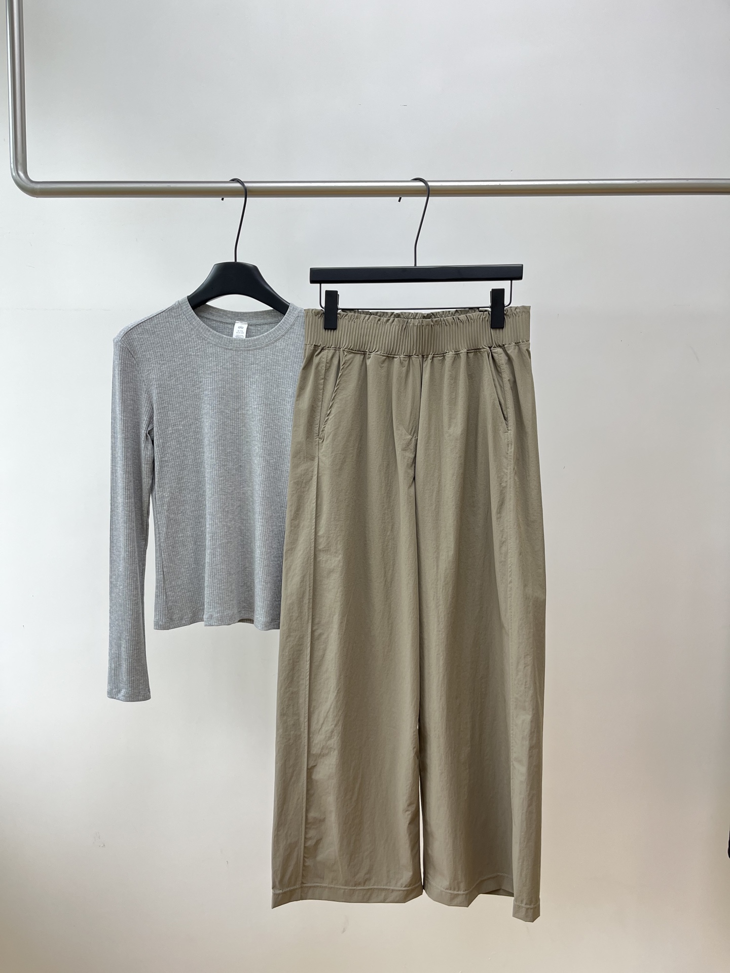NO:954605,Quick-drying, ice-feeling, water-repellent wide-leg pants. High-waisted elastic waistband, not tight on the tummy, adaptable to various waist sizes; loose straight wide-leg pants, wide crotch, thick thighs, and fleshy calves. They drape neatly, making the upper body look lazy and slim; solid pockets on both sides are practical and can hold small items. Fabric characteristics  Light and quick-drying fabric, breathable and sweat-wicking, anti-wrinkle, does not deform when washed, makes it dry and not sweaty when worn in summer, and has a natural drape that will not make it soft and close to the body. It is suitable for suspenders, T-shirts, and small vests; it can be worn for commuting, shopping, walking, and traveling, and can be used at home and out; the high-waist design raises the waistline, and even small people can wear it with neat proportions. Highlights and advantages  The elastic waist does not require a belt, making it easy to put on and take off; the wide-leg cut is ventilated and heat-dissipating, and sun protection and cooling pants are just needed in summer, taking into account both comfort and slimming effects. Size: SML Color: white, camel, black, tees, t-shirt,19860909速干冰感拒水阔腿裤 花苞松紧高腰腰头,不勒肚子、适配各种腰围；宽松直筒阔腿裤型,藏胯宽、大腿粗、小腿肉肉,垂坠利落,上身慵懒显瘦；两侧做实插口袋,实用能装小物件. 面料特性 轻薄速干面料,透气排汗、抗皱不易起皱,水洗不变形,夏天穿干爽不闷汗,自带 垂坠感不会软塌贴身. 配吊带、T恤、小背心都合适； 通勤、逛街、遛弯、出游都能穿,居家外出两用； 高腰设计拉高腰线,小个子也能穿出利落比例. 亮点优势 弹力腰不用系腰带,穿脱方便；阔腿剪裁通风散热,夏日刚需防晒凉感裤,兼顾舒适度与显瘦效果. 码数:SML 颜色: 白色 驼色 黑色,,tees，t-shirt,,Women's clothing