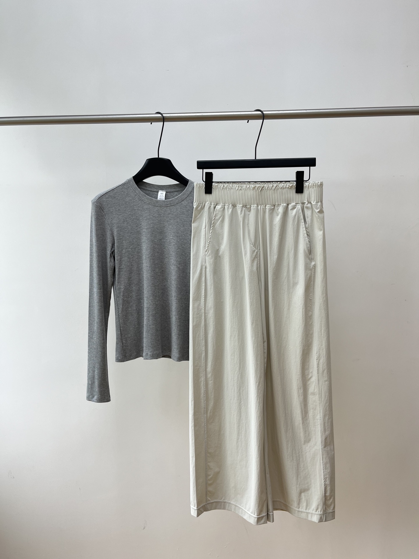 NO:954623,Quick-drying, ice-feeling, water-repellent wide-leg pants. High-waisted elastic waistband, not tight on the tummy, adaptable to various waist sizes; loose straight wide-leg pants, wide crotch, thick thighs, and fleshy calves. They drape neatly, making the upper body look lazy and slim; solid pockets on both sides are practical and can hold small items. Fabric characteristics  Light and quick-drying fabric, breathable and sweat-wicking, anti-wrinkle, does not deform when washed, makes it dry and not sweaty when worn in summer, and has a natural drape that will not make it soft and close to the body. It is suitable for suspenders, T-shirts, and small vests; it can be worn for commuting, shopping, walking, and traveling, and can be used at home and out; the high-waist design raises the waistline, and even small people can wear it with neat proportions. Highlights and advantages  The elastic waist does not require a belt, making it easy to put on and take off; the wide-leg cut is ventilated and heat-dissipating, and sun protection and cooling pants are just needed in summer, taking into account both comfort and slimming effects. Size: SML Color: white, camel, black, tees, t-shirt,19860909速干冰感拒水阔腿裤 花苞松紧高腰腰头,不勒肚子、适配各种腰围；宽松直筒阔腿裤型,藏胯宽、大腿粗、小腿肉肉,垂坠利落,上身慵懒显瘦；两侧做实插口袋,实用能装小物件. 面料特性 轻薄速干面料,透气排汗、抗皱不易起皱,水洗不变形,夏天穿干爽不闷汗,自带 垂坠感不会软塌贴身. 配吊带、T恤、小背心都合适； 通勤、逛街、遛弯、出游都能穿,居家外出两用； 高腰设计拉高腰线,小个子也能穿出利落比例. 亮点优势 弹力腰不用系腰带,穿脱方便；阔腿剪裁通风散热,夏日刚需防晒凉感裤,兼顾舒适度与显瘦效果. 码数:SML 颜色: 白色 驼色 黑色,,tees，t-shirt,,Women's clothing