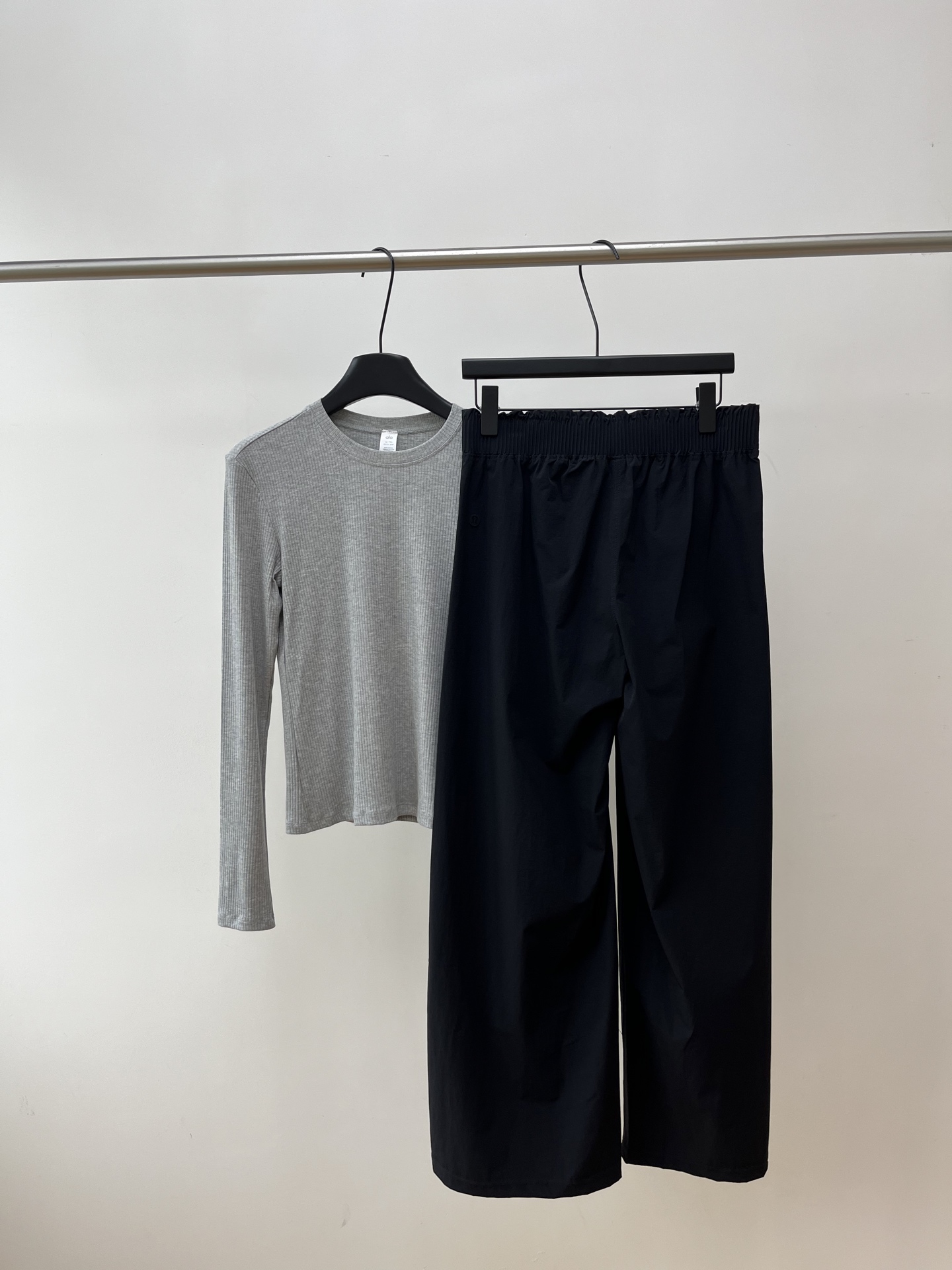 NO:954641,Quick-drying, ice-feeling, water-repellent wide-leg pants. High-waisted elastic waistband, not tight on the tummy, adaptable to various waist sizes; loose straight wide-leg pants, wide crotch, thick thighs, and fleshy calves. They drape neatly, making the upper body look lazy and slim; solid pockets on both sides are practical and can hold small items. Fabric characteristics  Light and quick-drying fabric, breathable and sweat-wicking, anti-wrinkle, does not deform when washed, makes it dry and not sweaty when worn in summer, and has a natural drape that will not make it soft and close to the body. It is suitable for suspenders, T-shirts, and small vests; it can be worn for commuting, shopping, walking, and traveling, and can be used at home and out; the high-waist design raises the waistline, and even small people can wear it with neat proportions. Highlights and advantages  The elastic waist does not require a belt, making it easy to put on and take off; the wide-leg cut is ventilated and heat-dissipating, and sun protection and cooling pants are just needed in summer, taking into account both comfort and slimming effects. Size: SML Color: white, camel, black, tees, t-shirt,19860909速干冰感拒水阔腿裤 花苞松紧高腰腰头,不勒肚子、适配各种腰围；宽松直筒阔腿裤型,藏胯宽、大腿粗、小腿肉肉,垂坠利落,上身慵懒显瘦；两侧做实插口袋,实用能装小物件. 面料特性 轻薄速干面料,透气排汗、抗皱不易起皱,水洗不变形,夏天穿干爽不闷汗,自带 垂坠感不会软塌贴身. 配吊带、T恤、小背心都合适； 通勤、逛街、遛弯、出游都能穿,居家外出两用； 高腰设计拉高腰线,小个子也能穿出利落比例. 亮点优势 弹力腰不用系腰带,穿脱方便；阔腿剪裁通风散热,夏日刚需防晒凉感裤,兼顾舒适度与显瘦效果. 码数:SML 颜色: 白色 驼色 黑色,,tees，t-shirt,,Women's clothing