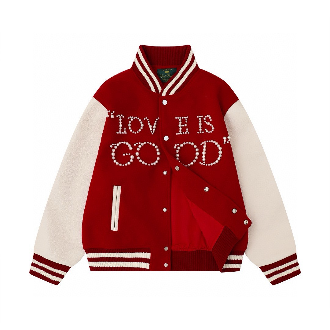 (原板对标带NFC) GOODBRAND 经典珍珠字母logo情侣棒球服外套-原单版本 Color:黑色 红色 Number:250351 原版一致 高克重棒球服拼荔枝皮面料 独特剪裁宽松显瘦 进口仿真珍珠 前后幅采用进口机器定位打点 珍珠孔位整体规整统一 机械化定位工艺 精准度套位±0.02mm 品质稳定 增加服饰趣味性 独特视觉效果 此版本经过长时间反复推敲 呈现极高标准成衣 达到出口原单标准 最新原版定制全套辅料 吊牌 包装袋 贴纸 洗水唛 一应俱全 【GOODBRAND 】 GOODBRAND成立于2020年,是一个以“好”为基底的潮流品牌,团队成员分别来自插画、金融、服装设计、建筑设计等不同领域乃至不同行业. 该创意团队由一帮怀揣梦想与满腔热血的年轻人组成.在这个由创造性和求知欲搭建的时代,GOODBRAND坚持好质量、好审美、好好生活的理念,为与之精神契合的小圈层打造.