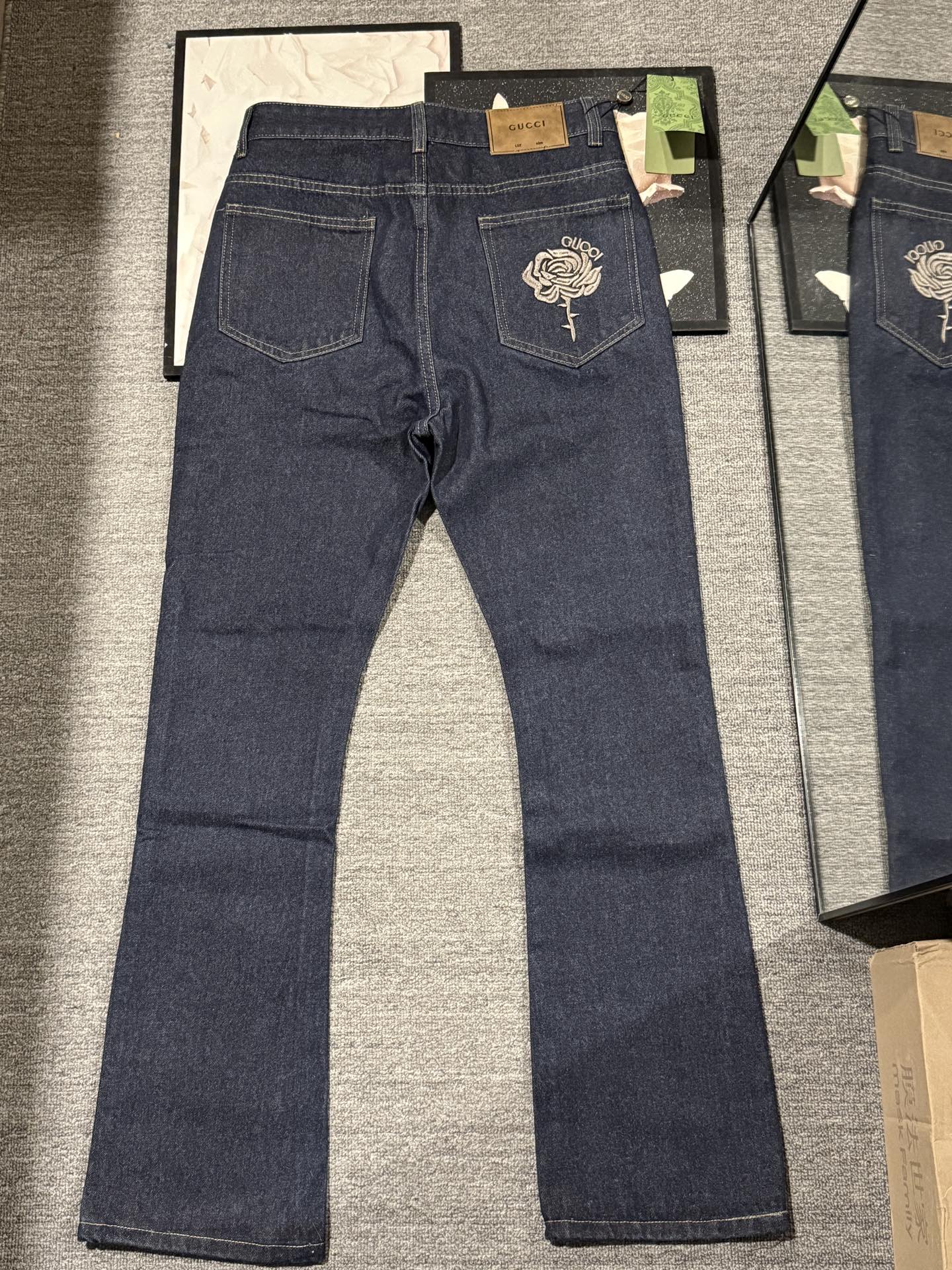 @P110 Gucci&Gucci jeans de campana con bordado tridimensional de rosas. 2025SS, los jeans índigo más populares en color…