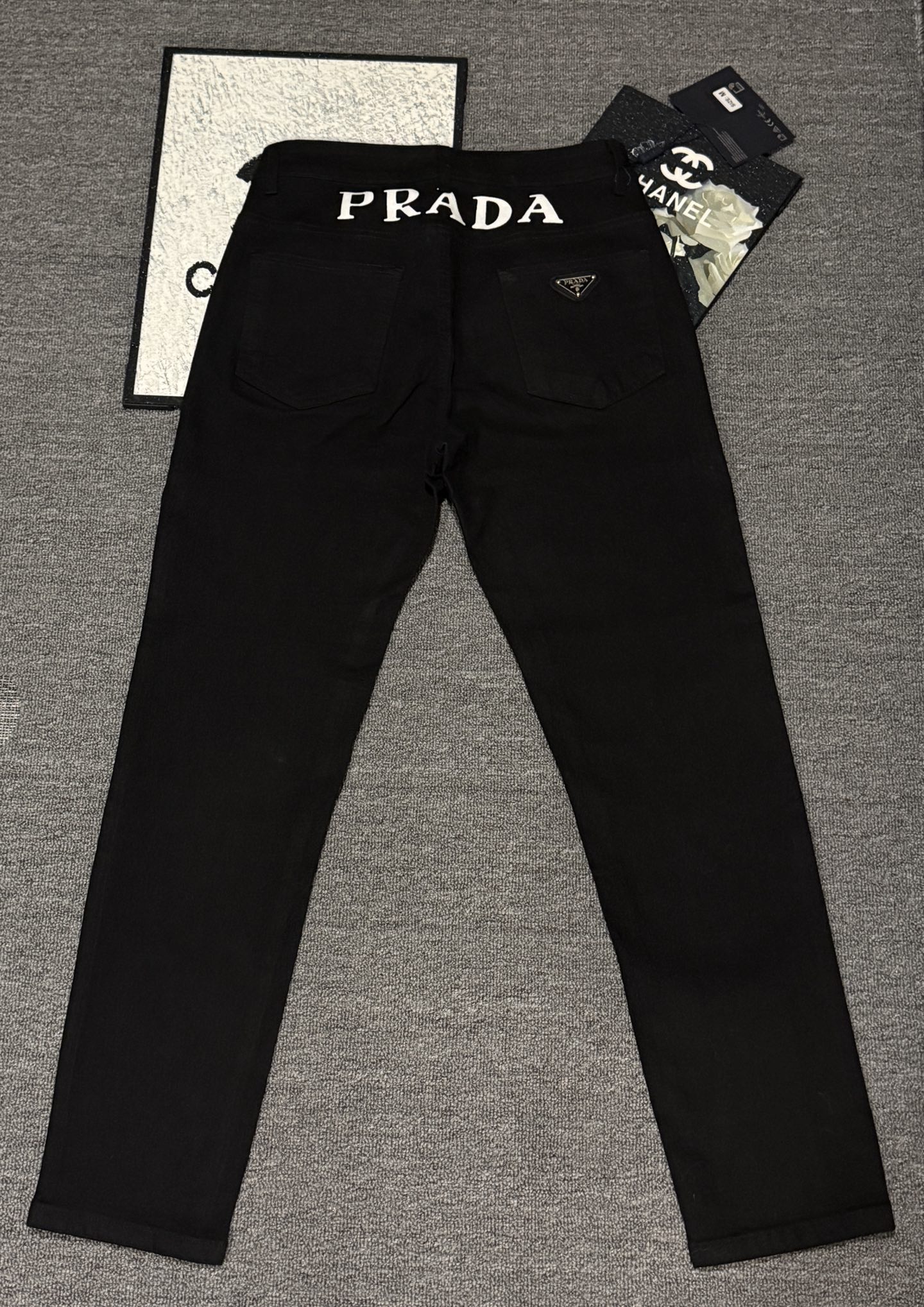 @95 PRADA ¡Vaqueros de otoño e invierno de Prada! El último modelo original más vendido, moldeado con un logotipo de ha…