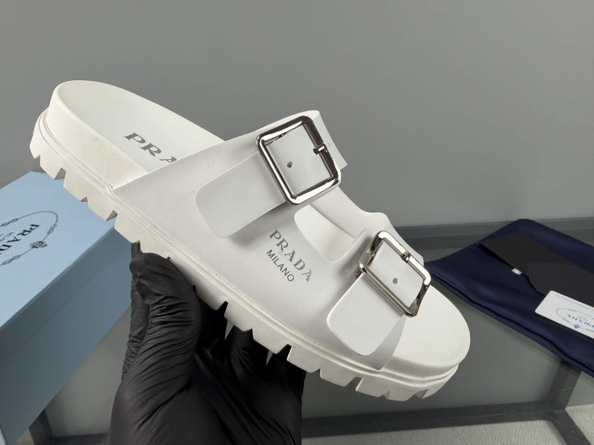 NO:829506,PRADA Prada 2026 spring and summer popular sandals series Fabric: Customized imported film + original buttons Inner: Outsole: Original open mold ultra-light outsole Size number: 35-40. 41 can be customized Packaging: Original full set of packaging, prada, prada, sandals19860909PRADA普拉达2026春夏爆款凉鞋系列 面料:定制进口胶片+原版扣子 内里: 大底:原版开模超轻大底 码数:35-40. 41可定做 包装:原版全套包装,,prada,prada,sandals,Men's shoes