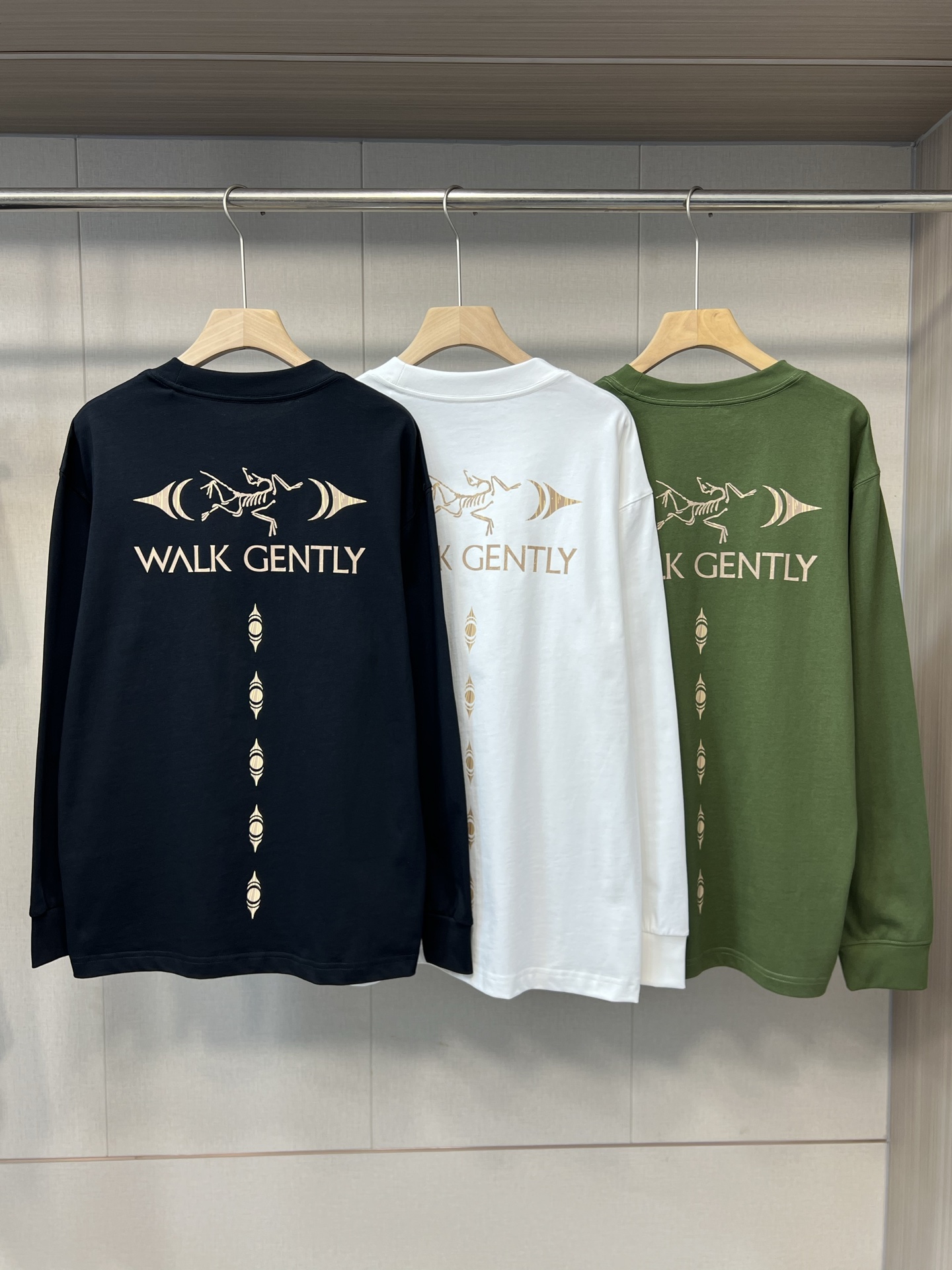 P200



  高品质5622
🐦25秋季上新介绍| Walk gently 长袖T恤发售～
这款长袖T恤旨在致敬 Musqueam、Squamish 与 Tsleil-Waututh（MST）原住民文化，表达我们对 Arc’teryx 诞生地的感恩之意，同时延续至今仍在实践的传统。”——Walk Gently 创始人兼设计师 Cole Sparrow-Crawford。此透气 T 恤采用280克纯棉洗水面料，不仅经久耐穿，还能长时间保持舒适，适合钓鱼、徒步、划独木舟和攀岩等多种活动。T 恤上的“图案以雪松树皮为灵感——这种天然材料在我们 MST 族群中一直用于制作功能性户外装备。”这不仅是一件运动装备，还能开启一场对话。“我希望通过这份设计礼赞我们文化中的传统，同时让 Arc’teryx 全球社群与品牌诞生地——MST 原住民领地之间建立连结。