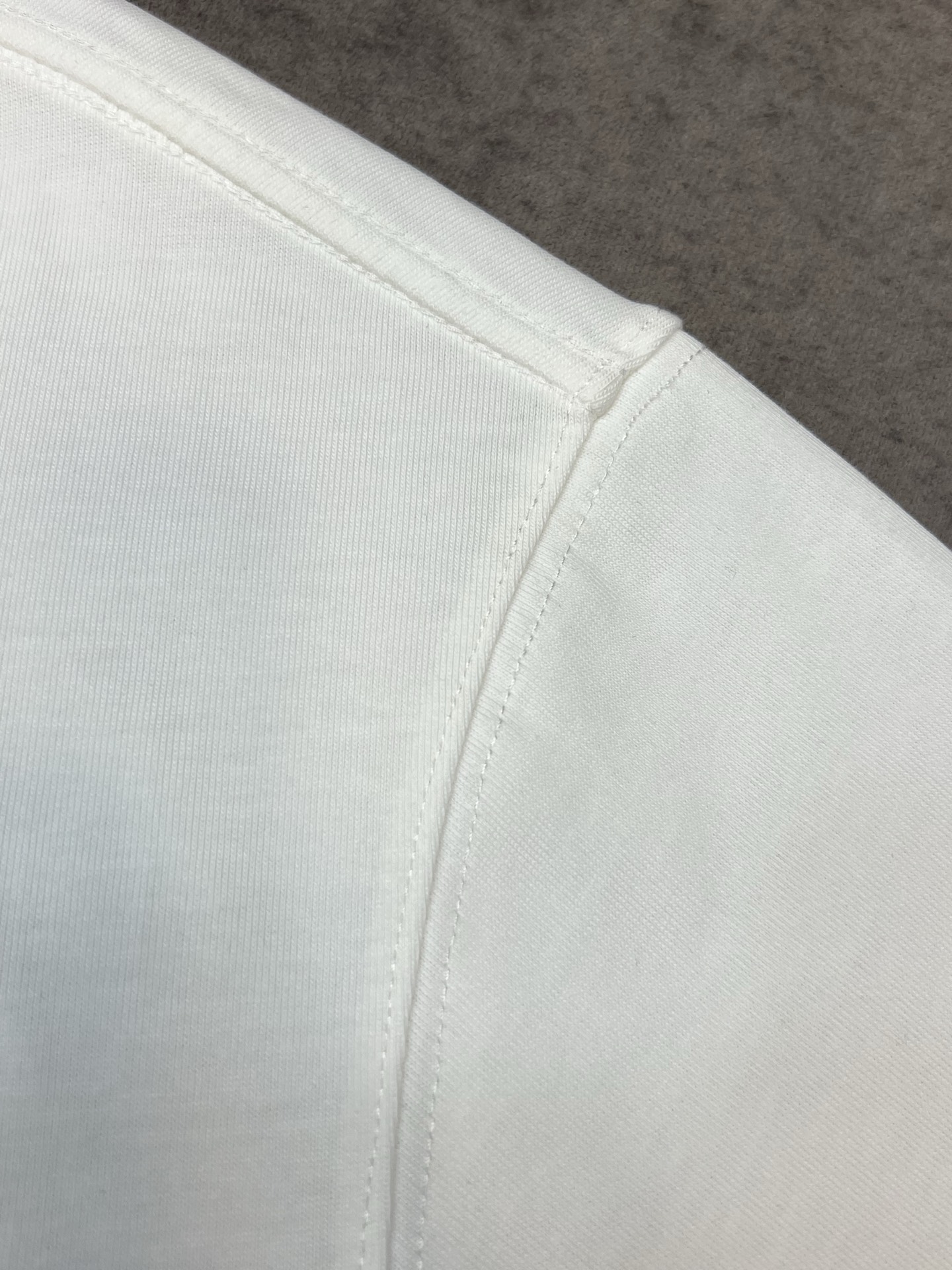 P200



  高品质5622
🐦25秋季上新介绍| Walk gently 长袖T恤发售～
这款长袖T恤旨在致敬 Musqueam、Squamish 与 Tsleil-Waututh（MST）原住民文化，表达我们对 Arc’teryx 诞生地的感恩之意，同时延续至今仍在实践的传统。”——Walk Gently 创始人兼设计师 Cole Sparrow-Crawford。此透气 T 恤采用280克纯棉洗水面料，不仅经久耐穿，还能长时间保持舒适，适合钓鱼、徒步、划独木舟和攀岩等多种活动。T 恤上的“图案以雪松树皮为灵感——这种天然材料在我们 MST 族群中一直用于制作功能性户外装备。”这不仅是一件运动装备，还能开启一场对话。“我希望通过这份设计礼赞我们文化中的传统，同时让 Arc’teryx 全球社群与品牌诞生地——MST 原住民领地之间建立连结。