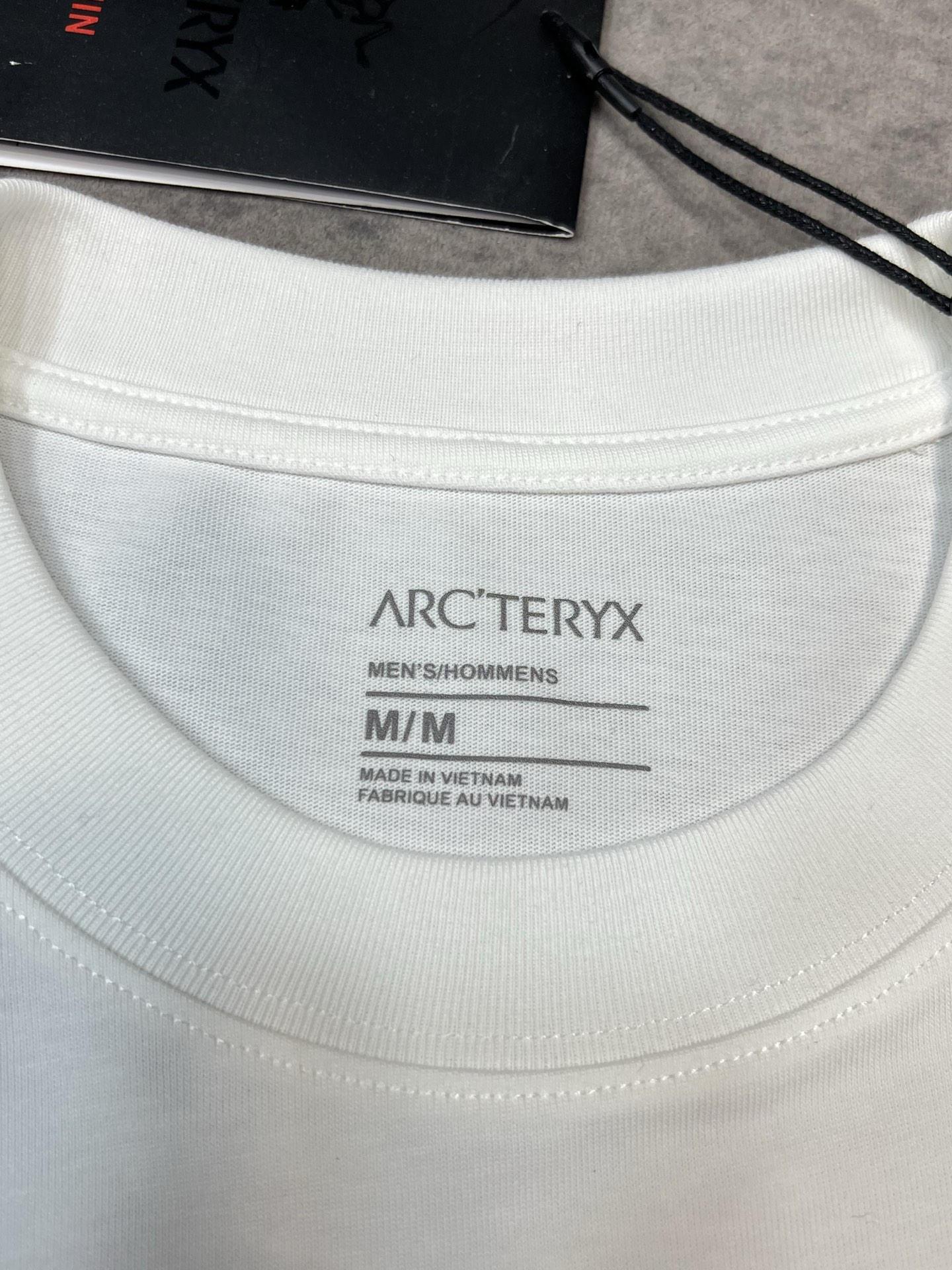 P200



  高品质5622
🐦25秋季上新介绍| Walk gently 长袖T恤发售～
这款长袖T恤旨在致敬 Musqueam、Squamish 与 Tsleil-Waututh（MST）原住民文化，表达我们对 Arc’teryx 诞生地的感恩之意，同时延续至今仍在实践的传统。”——Walk Gently 创始人兼设计师 Cole Sparrow-Crawford。此透气 T 恤采用280克纯棉洗水面料，不仅经久耐穿，还能长时间保持舒适，适合钓鱼、徒步、划独木舟和攀岩等多种活动。T 恤上的“图案以雪松树皮为灵感——这种天然材料在我们 MST 族群中一直用于制作功能性户外装备。”这不仅是一件运动装备，还能开启一场对话。“我希望通过这份设计礼赞我们文化中的传统，同时让 Arc’teryx 全球社群与品牌诞生地——MST 原住民领地之间建立连结。