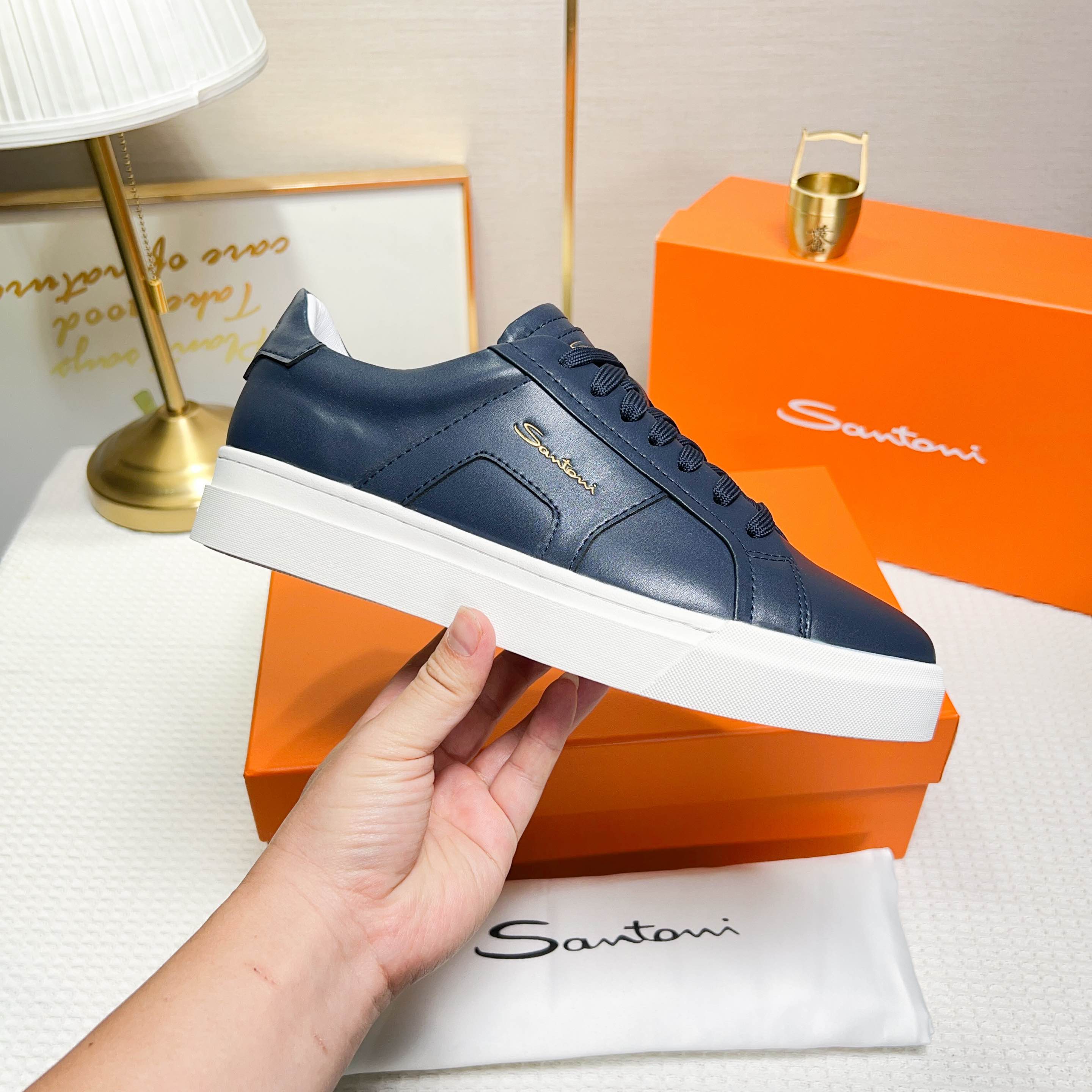 NO:272319,Santoni (Santoni) This is a men's low-top sports shoe with unique design and distinctive style, designed for men. The material and color are made of leather, blue, and it looks clean and neat. Design features The tongue and heel are decorated with leather brand logo to highlight the quality. The side design is inspired by double buckles to add a sense of fashion. The wide version and round toe design are comfortable to wear. The lace-like tightness is convenient for adjusting elasticity. The rubber cup sole is wear-resistant and has strong grip. The sole is molded with Santoni letters, reflecting the brand characteristics. Made in Italy, sizes 38-44 (customized for 45),19860909Santoni(圣东尼) 这是一款设计独特、风格鲜明的男士低帮运动 鞋,专为男士设计. 材质与颜色采用皮革材质,颜色为兰色,显 得干净利落. 设计特色 鞋舌和鞋跟处饰有皮革品牌标识,彰显品 质. 侧面设计灵感来源于双扣,增添时尚感. 宽版型和圆头设计,穿着舒适. 鞋带式紧固,方便调节松紧. 橡胶杯型鞋底,耐磨且抓地力强. 鞋底模压有Santoni字母,体现品牌特色. 产地意大利制造 38-44码（45定做）,,Men's shoes