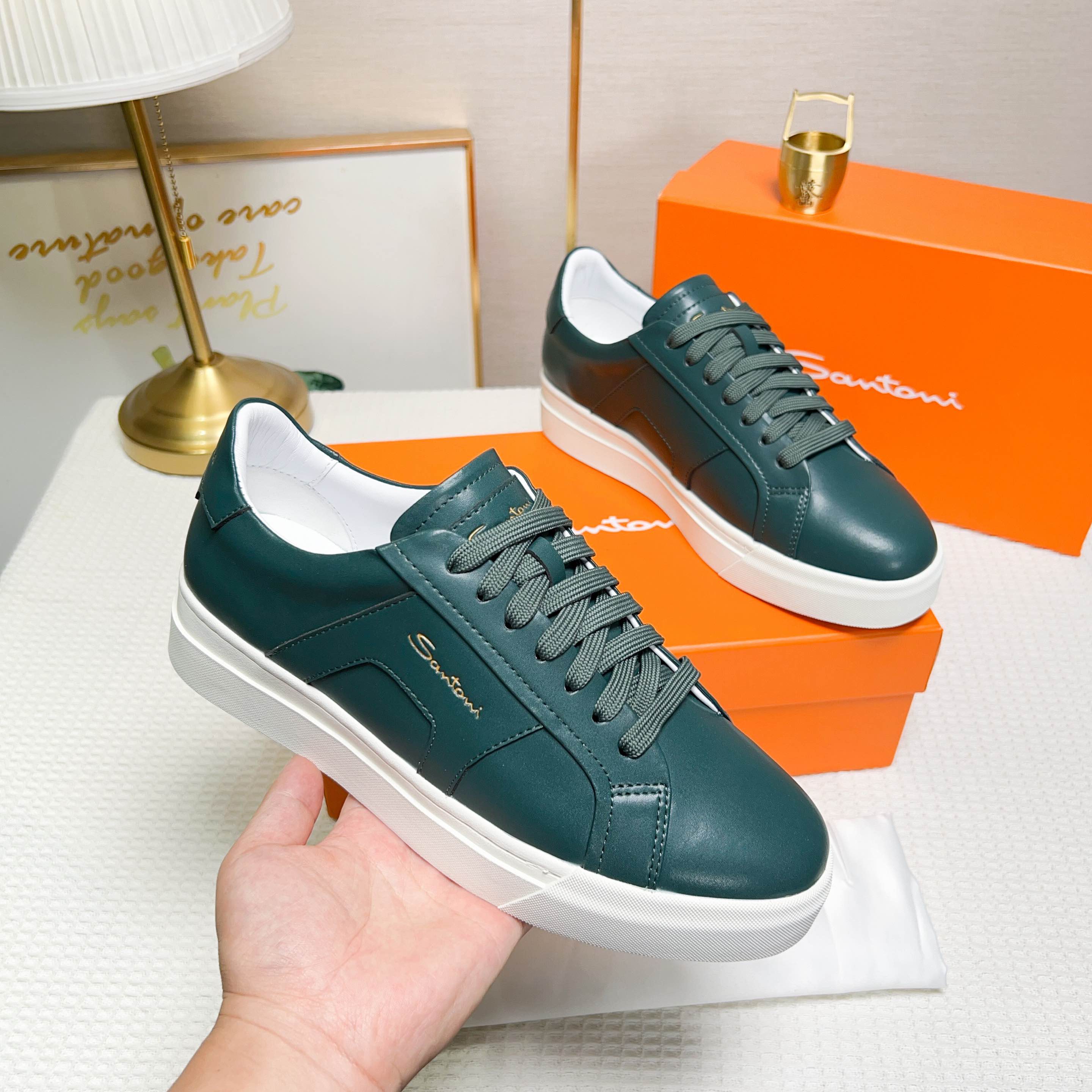 NO:272321,Santoni (Santoni) This is a men's low-top sports shoe with unique design and distinctive style, designed for men. The material and color are made of leather, green, and it looks clean and neat. Design features The tongue and heel are decorated with leather brand logo to highlight the quality. The side design is inspired by double buckles to add a sense of fashion. The wide version and round toe design are comfortable to wear. The lace-like tightening is convenient for adjusting elasticity. The rubber cup sole is wear-resistant and has strong grip. The sole is molded with Santoni letters, reflecting the brand characteristics. Made in Italy, sizes 38-44 (customized by 45),19860909Santoni(圣东尼) 这是一款设计独特、风格鲜明的男士低帮运动 鞋,专为男士设计. 材质与颜色采用皮革材质,颜色为绿色,显 得干净利落. 设计特色 鞋舌和鞋跟处饰有皮革品牌标识,彰显品 质. 侧面设计灵感来源于双扣,增添时尚感. 宽版型和圆头设计,穿着舒适. 鞋带式紧固,方便调节松紧. 橡胶杯型鞋底,耐磨且抓地力强. 鞋底模压有Santoni字母,体现品牌特色. 产地意大利制造 38-44码（45定做）,,Men's shoes
