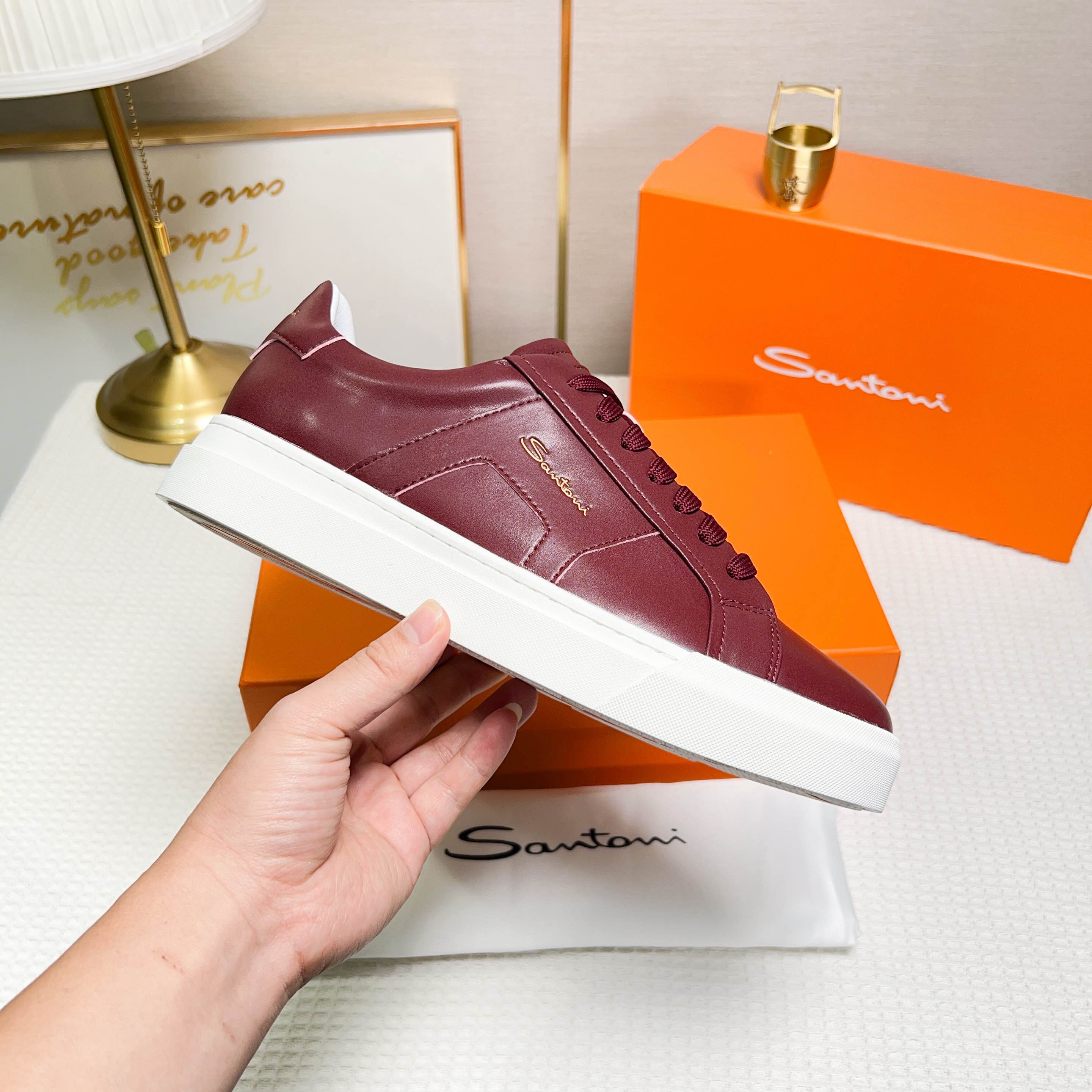 NO:272323,Santoni (Santoni) This is a men's low-top sports shoe with unique design and distinctive style, designed for men. The material and color are made of leather, and the color is burgundy, making it clean and neat. Design features The tongue and heel are decorated with leather brand logo to highlight the quality. The side design is inspired by double buckles to add a sense of fashion. The wide version and round toe design are comfortable to wear. The lace-like tightness is convenient for adjusting elasticity. The rubber cup sole is wear-resistant and has strong grip. The sole is molded with Santoni letters, reflecting the brand characteristics. Made in Italy, sizes 38-44 (customized for 45),19860909Santoni(圣东尼) 这是一款设计独特、风格鲜明的男士低帮运动 鞋,专为男士设计. 材质与颜色采用皮革材质,颜色为酒红色,显 得干净利落. 设计特色 鞋舌和鞋跟处饰有皮革品牌标识,彰显品 质. 侧面设计灵感来源于双扣,增添时尚感. 宽版型和圆头设计,穿着舒适. 鞋带式紧固,方便调节松紧. 橡胶杯型鞋底,耐磨且抓地力强. 鞋底模压有Santoni字母,体现品牌特色. 产地意大利制造 38-44码（45定做）,,Men's shoes