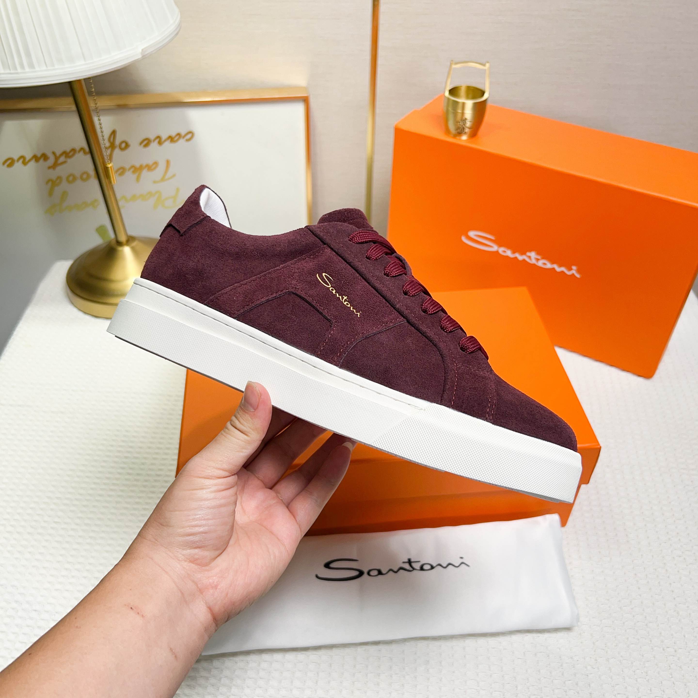 NO:272314,Santoni (Santoni) This is a men's low-top sneaker made in Italy. The material and structure are made of fur, and the white sheep is in a simple style. The color and details are burgundy, with leather brand logo on the tongue and heel, and the sides are inspired by double buckles to add a sense of fashion. The wear is lace-up design, which is convenient for adjusting the tightness and ensuring a comfortable fit. The sole features rubber cup sole, which is wear-resistant and has strong grip, with Santoni letters printed on the bottom, highlighting the brand identity. This sneaker combines fashion and practicality, suitable for daily casual wear. Size 38-44 (45 fixed),, sneakers19860909Santoni(圣东尼) 这是一款男士低帮运动鞋,由意大利制造. 材质与构造采用翻毛皮制作,白色羊里,呈现简约风格. 颜色与细节鞋身为酒红色,鞋舌和鞋跟处饰有 皮革品牌标识,侧边则以双扣环为灵感设计的皮 革细节,增添时尚感. 穿着方式采用系带设计,方便调整松紧度, 确保舒适贴合. 鞋底特色橡胶杯型鞋底,耐磨且抓地力强, 底部印有Santoni字母,彰显品牌身份. 这款运动鞋融合了时尚与实用,适合日常休闲穿 着. 38-44码（45定的）,,sneakers,Men's shoes