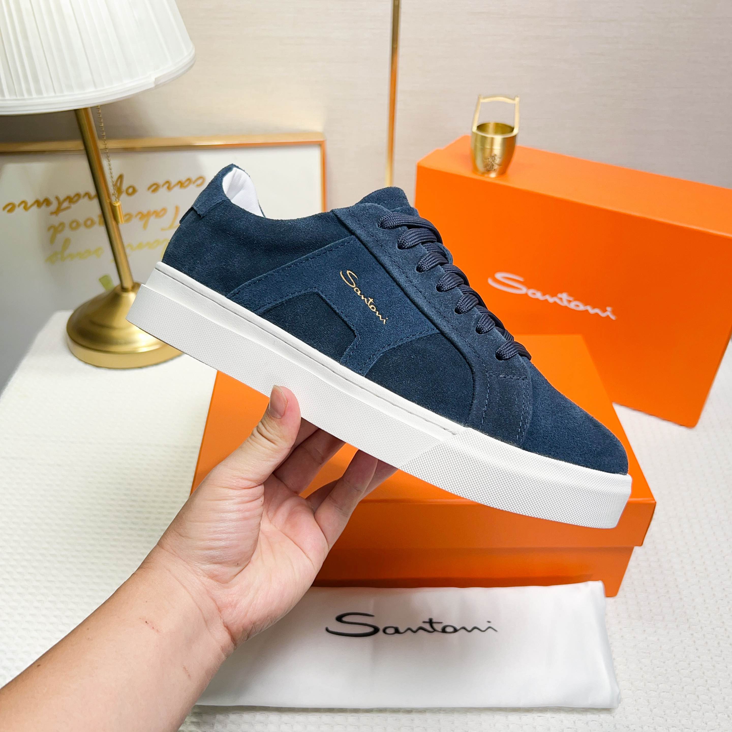 NO:272316,Santoni (Santoni) This is a men's low-top sneaker made in Italy. The material and structure are made of fur, and the white sheep is in a simple style. The color and details are blue, with leather brand logo on the tongue and heel, and the sides are designed with double buckles as the inspiration for leather details to add a sense of fashion. The wear is lace-up design, which is convenient for adjusting the tightness and ensuring a comfortable fit. The sole features rubber cup sole, which is wear-resistant and has strong grip, with Santoni letters printed on the bottom, highlighting the brand identity. This sneaker combines fashion and practicality, suitable for daily casual wear. Size 38-44 (45 fixed),, sneakers19860909Santoni(圣东尼) 这是一款男士低帮运动鞋,由意大利制造. 材质与构造采用翻毛皮制作,白色羊里,呈现简约风格. 颜色与细节鞋身为蓝色色,鞋舌和鞋跟处饰有 皮革品牌标识,侧边则以双扣环为灵感设计的皮 革细节,增添时尚感. 穿着方式采用系带设计,方便调整松紧度, 确保舒适贴合. 鞋底特色橡胶杯型鞋底,耐磨且抓地力强, 底部印有Santoni字母,彰显品牌身份. 这款运动鞋融合了时尚与实用,适合日常休闲穿 着. 38-44码（45定的）,,sneakers,Men's shoes