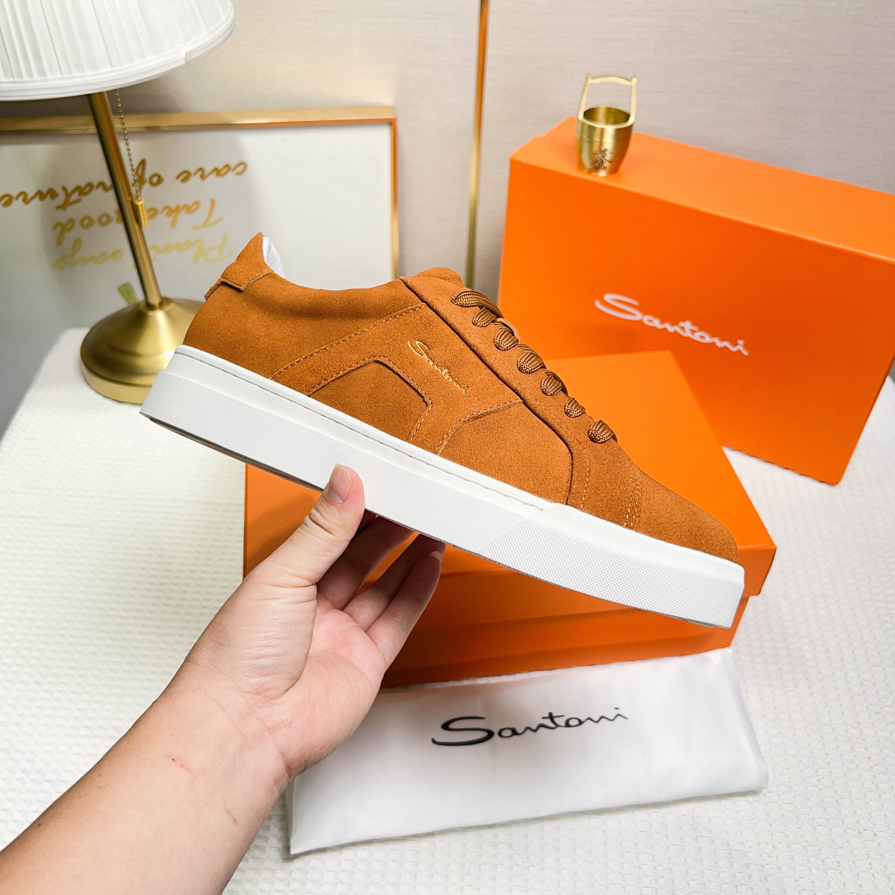 NO:272318,Santoni is a men's low-top sneaker made in Italy. The material and structure are made of fur, and the white sheep is in a simple style. The color and details are earthy yellow, with leather brand logo on the tongue and heel, and the sides are inspired by double buckles to add a sense of fashion. The wear is lace-up design, which is convenient for adjusting the tightness and ensuring a comfortable fit. The sole features rubber cup sole, which is wear-resistant and has strong grip. The Santoni letters are printed on the bottom, highlighting the brand identity. This sneaker combines fashion and practicality, suitable for daily casual wear. Size 38-44 (45 fixed),, sneakers19860909Santoni(圣东尼) 这是一款男士低帮运动鞋,由意大利制造. 材质与构造采用翻毛皮制作,白色羊里,呈现简约风格. 颜色与细节鞋身为土黄色,鞋舌和鞋跟处饰有 皮革品牌标识,侧边则以双扣环为灵感设计的皮 革细节,增添时尚感. 穿着方式采用系带设计,方便调整松紧度, 确保舒适贴合. 鞋底特色橡胶杯型鞋底,耐磨且抓地力强, 底部印有Santoni字母,彰显品牌身份. 这款运动鞋融合了时尚与实用,适合日常休闲穿 着. 38-44码（45定的）,,sneakers,Men's shoes