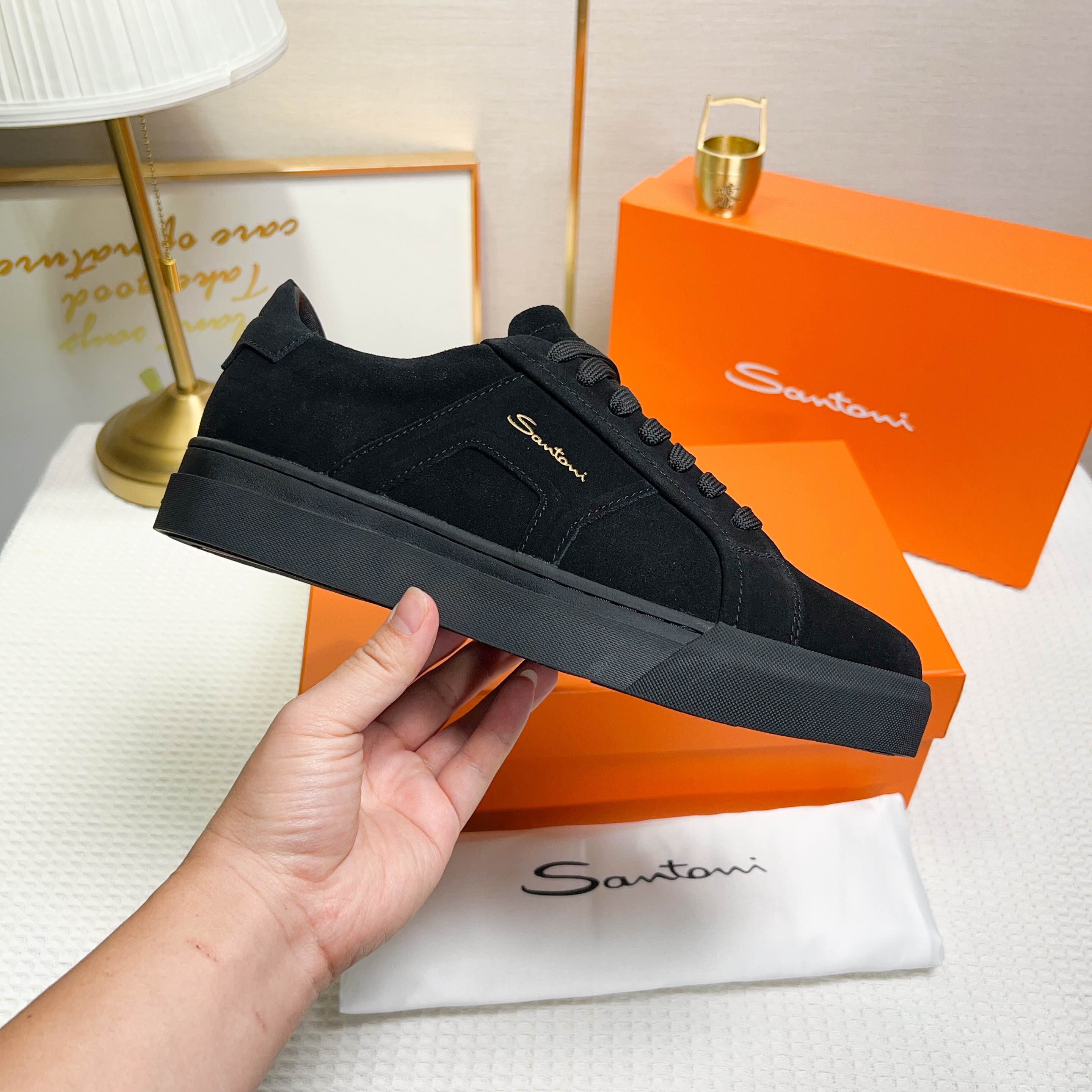 NO:272320,Santoni (Santoni) This is a men's low-top sneaker made in Italy. The material and structure are made of fur, black sheep, and the shoe is simple. The color and details are black. The shoe is decorated with leather brand logo on the tongue and heel, and the leather details inspired by double buckles on the sides to add a sense of fashion. The wear is lace-up design, which is convenient for adjusting the tightness and ensuring a comfortable fit. The sole features rubber cup sole, which is wear-resistant and has strong grip. The Santoni letters are printed on the bottom, highlighting the brand identity. This sneaker combines fashion and practicality, suitable for daily casual wear. Size 38-44 (45 fixed),, sneakers19860909Santoni(圣东尼) 这是一款男士低帮运动鞋,由意大利制造. 材质与构造采用翻毛皮制作,黑色羊里,呈现简约风格. 颜色与细节鞋身为黑色,鞋舌和鞋跟处饰有 皮革品牌标识,侧边则以双扣环为灵感设计的皮 革细节,增添时尚感. 穿着方式采用系带设计,方便调整松紧度, 确保舒适贴合. 鞋底特色橡胶杯型鞋底,耐磨且抓地力强, 底部印有Santoni字母,彰显品牌身份. 这款运动鞋融合了时尚与实用,适合日常休闲穿 着. 38-44码（45定的）,,sneakers,Men's shoes