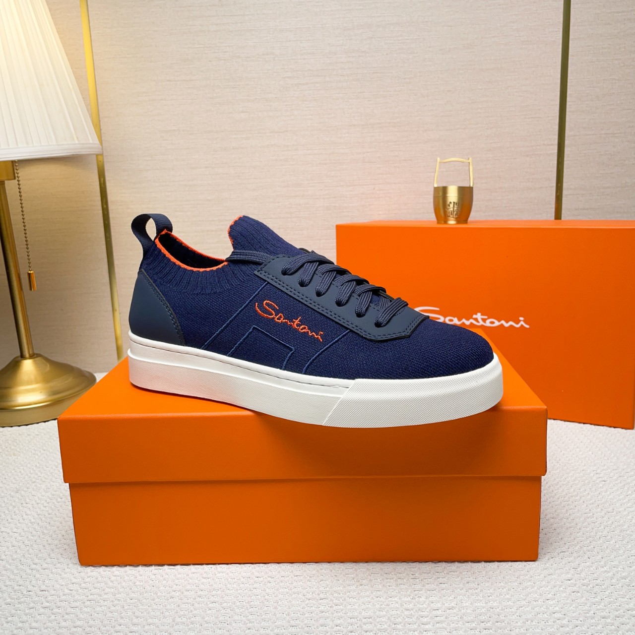 NO:620198,[Real price] Santoni This is a men's low-top sneaker, made in Italy. The material and structure are made of breathable fly-knit fabric, unlined and deconstructed, showing a simple style. Color and details The shoe is black, with leather brand logos on the tongue and heel, and leather details inspired by double buckles on the sides, adding a sense of style. The wearing method uses a lace-up design to easily adjust the tightness to ensure a comfortable fit.  The sole features a rubber cup sole, which is wear-resistant and has strong grip. The Santoni letters are printed on the bottom to highlight the brand identity. This sneaker combines fashion and practicality and is suitable for daily casual wear. Sizes 38-44 (customized to 45),,sneakers19860909【实价】Santoni(圣东尼) 这是一款男士低帮运动鞋,由意大利制造. 材质与构造采用透气飞织面制作,未加内衬且解 构设计,呈现简约风格. 颜色与细节鞋身为黑色,鞋舌和鞋跟处饰有 皮革品牌标识,侧边则以双扣环为灵感设计的皮 革细节,增添时尚感. 穿着方式采用系带设计,方便调整松紧度, 确保舒适贴合. 鞋底特色橡胶杯型鞋底,耐磨且抓地力强, 底部印有Santoni字母,彰显品牌身份. 这款运动鞋融合了时尚与实用,适合日常休闲穿 着. 38-44码（45定做）,,sneakers,Men's shoes