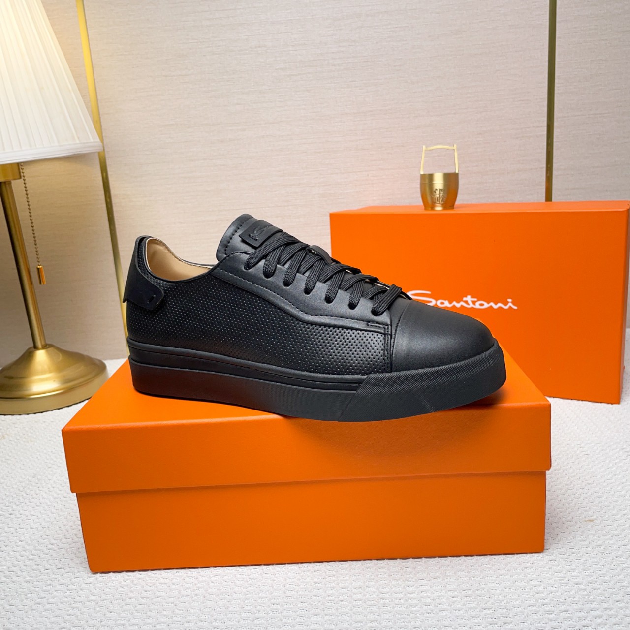 NO:620192,[Real price] Santoni This is a men's low-top sneaker, made in Italy. The material and structure are made of cowhide, unlined and deconstructed, showing a simple style. Color and details The shoe is black, with leather brand logos on the tongue and heel, and leather details inspired by double buckles on the sides, adding a sense of style. The wearing method uses a lace-up design to easily adjust the tightness to ensure a comfortable fit.  The sole features a rubber cup sole, which is wear-resistant and has strong grip. The Santoni letters are printed on the bottom to highlight the brand identity. This sneaker combines fashion and practicality and is suitable for daily casual wear. Sizes 38-44 (customized to 45),,sneakers19860909【实价】Santoni(圣东尼) 这是一款男士低帮运动鞋,由意大利制造. 材质与构造采用牛面制作,未加内衬且解 构设计,呈现简约风格. 颜色与细节鞋身为黑色,鞋舌和鞋跟处饰有 皮革品牌标识,侧边则以双扣环为灵感设计的皮 革细节,增添时尚感. 穿着方式采用系带设计,方便调整松紧度, 确保舒适贴合. 鞋底特色橡胶杯型鞋底,耐磨且抓地力强, 底部印有Santoni字母,彰显品牌身份. 这款运动鞋融合了时尚与实用,适合日常休闲穿 着. 38-44码（45定做）,,sneakers,Men's shoes