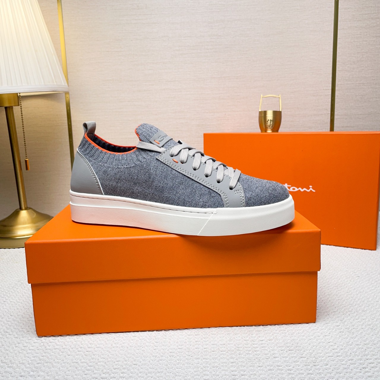 NO:620187,[Real price] Santoni This is a men's low-top sneaker, made in Italy. The material and structure are made of breathable fly-knit fabric, unlined and deconstructed, showing a simple style. Color and details The shoe is black, with leather brand logos on the tongue and heel, and leather details inspired by double buckles on the sides, adding a sense of style. The wearing method uses a lace-up design to easily adjust the tightness to ensure a comfortable fit.  The sole features a rubber cup sole, which is wear-resistant and has strong grip. The Santoni letters are printed on the bottom to highlight the brand identity. This sneaker combines fashion and practicality and is suitable for daily casual wear. Sizes 38-44 (customized to 45),,sneakers19860909【实价】Santoni(圣东尼) 这是一款男士低帮运动鞋,由意大利制造. 材质与构造采用透气飞织面制作,未加内衬且解 构设计,呈现简约风格. 颜色与细节鞋身为黑色,鞋舌和鞋跟处饰有 皮革品牌标识,侧边则以双扣环为灵感设计的皮 革细节,增添时尚感. 穿着方式采用系带设计,方便调整松紧度, 确保舒适贴合. 鞋底特色橡胶杯型鞋底,耐磨且抓地力强, 底部印有Santoni字母,彰显品牌身份. 这款运动鞋融合了时尚与实用,适合日常休闲穿 着. 38-44码（45定做）,,sneakers,Men's shoes