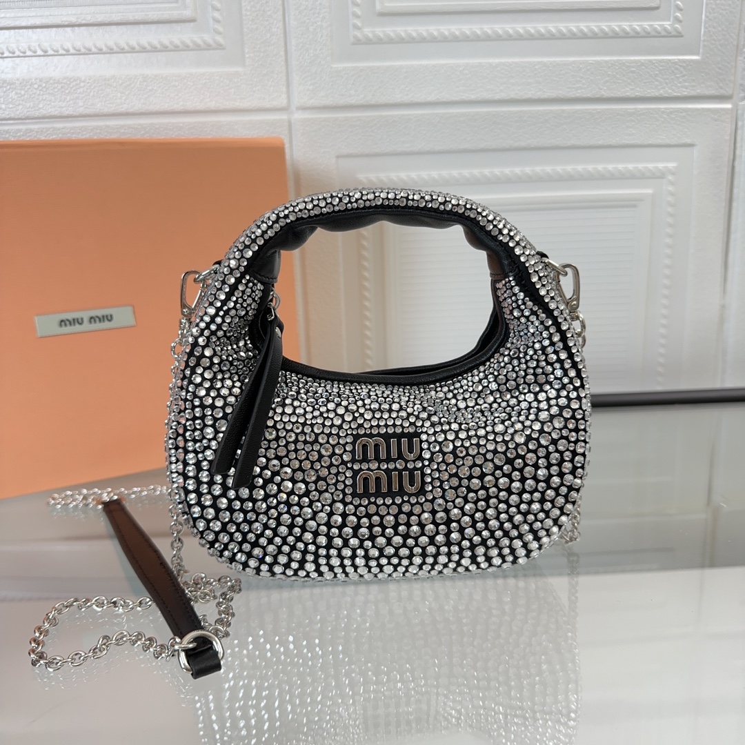 NO:183821,M Home 5B, M Home New Mini Diamond Bag, this handbag is covered with geometric patterns composed of artificial imitation crystals, with exquisite details, classic letter logos add unique style and recognition, long metal chain shoulder straps and leather shoulder pads, better practicality, steel hardware accessories, satin lining, size 17cm X 10 X 6cm, with original packaging 980088, large manufacturer MIUMIU, miumiu19860909M家 5B, M家新款迷你钻石包,这款手袋通体覆盖由人造仿水晶组成的几何图案,细节精致考究,经典字母徽标增添别具一格的格调与辨识度,金属链条长肩带搭配皮革垫肩,实用性更好,钢制五金配件,缎面衬里,尺寸17cm X 10 X 6cm,配原版包装 980088,大厂货MIUMIU,miumiu,Bag