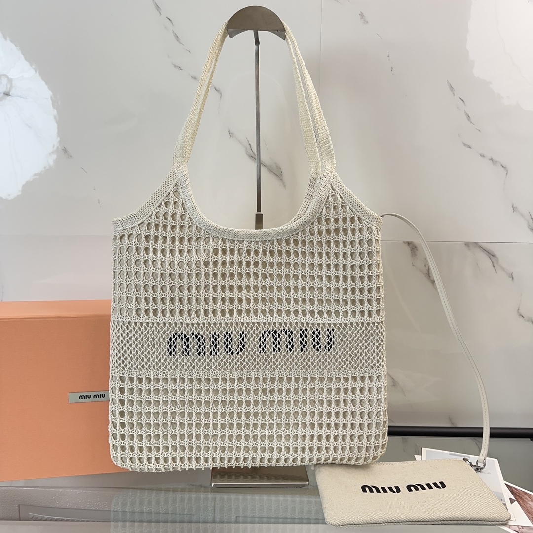 MiuMiu Bolsos de Tote Lona Tejido de paja Colección verano Playa