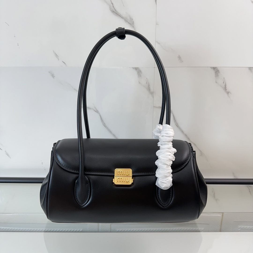 NO:186877,Super-grade original leather M home 5BD265MiuM new baguette bag, this shoulder bag continues the classic design, adopts light and fill leather design, unique, top-grade calf leather material, new logo metal lock, front flip opening and closing, versatile style, exquisite and elegant, casual and lazy, daily leisure, work and commuting, look good no matter how you match, size 28X15X11cm 11800301, large-scale MIUMIU, miumiu, shoulder bags, cowhide19860909特级 原厂皮 M家 5BD265MiuM新品法棍包,这款单肩包延续经典设计,采用轻薄填充皮革设计,别具一格,顶级小牛皮材质,新标logo金属锁扣,正面翻盖开合,风格百变多样,精致优雅,随性慵懒,日常休闲,上班通勤,怎么搭都好看,尺寸28X15X11cm 11800301,大厂货MIUMIU,miumiu,shoulder bags,cowhide,Bag