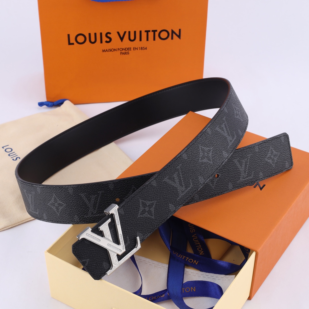    LV男士时尚用品，精密电镀五金不锈钢扣  搭配专柜对版带身， 结合奢华款现代 Taurillon 