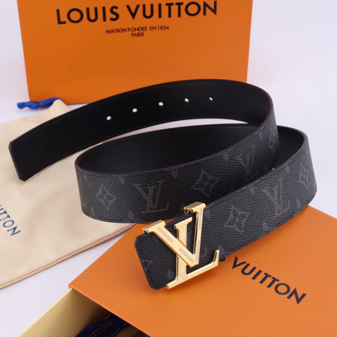    LV男士时尚用品，精密电镀五金不锈钢扣  搭配专柜对版带身， 结合奢华款现代 Taurillon 