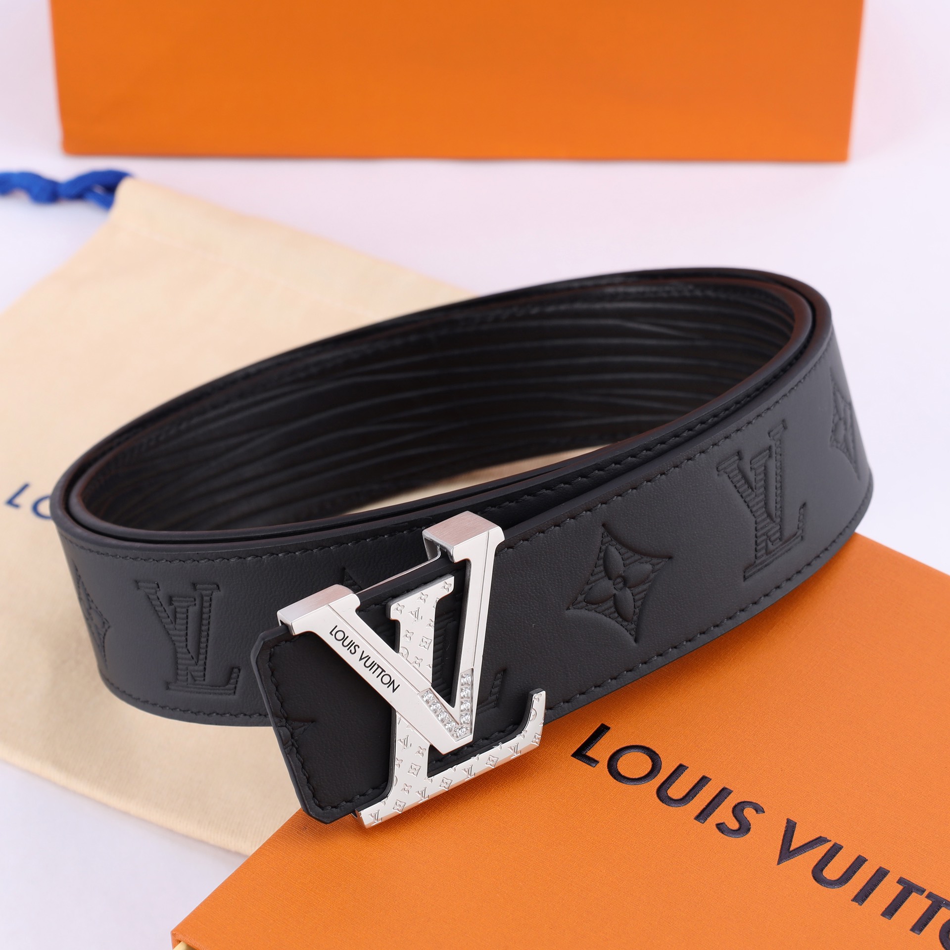    LV男士时尚用品，精密电镀五金不锈钢扣  搭配专柜对版带身， 结合奢华款现代 Taurillon 