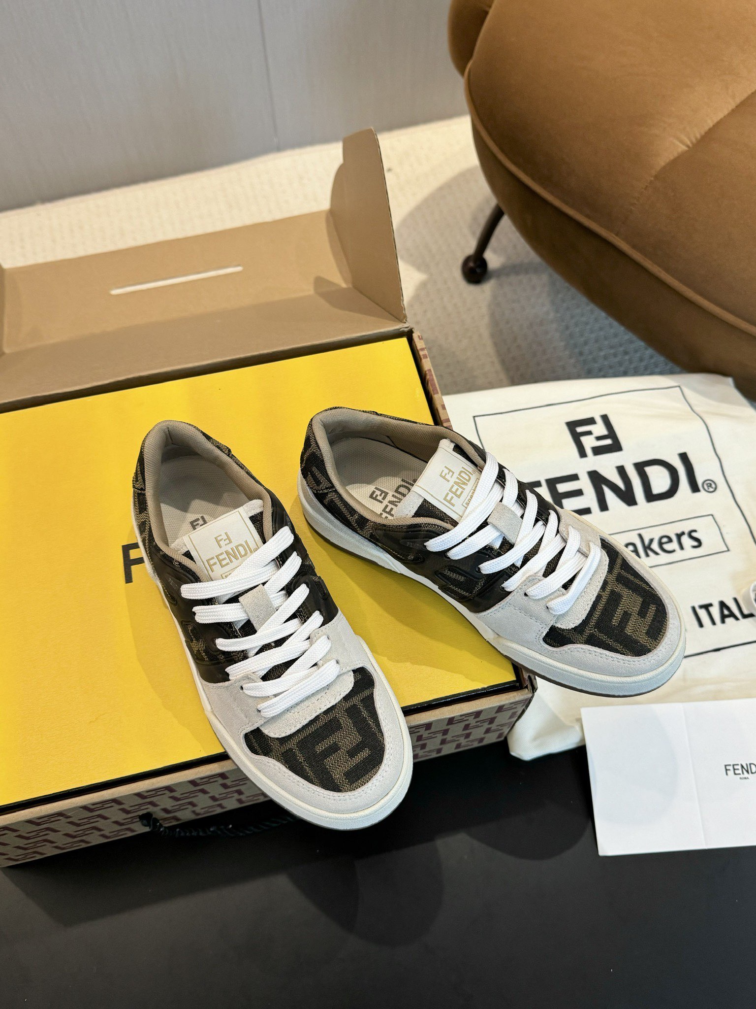 NO:278467,The top-level aircraft box version of real-price couples, Fendi hot series [couple casual sneakers] Real-price FD match Original RMB purchase, one-to-one replica, the first sneaker created by designer Kim Jones, fendi match and donkey-branded Trainer basketball sneakers, fresh blood injection and FF retro design, super beautiful and versatile, the upper is made of cowhide and cow tulle splicing, and the double F logo on the side is made of towel velvet inside, the foot is super soft, light and comfortable to match with sweatshirt, fabric: cow leather velvet color combination, inner: original towel velvet inside, foot pad: mesh injection molding pad, outsole: original open mold multi-color color combination bottom, packaging: original packaging, size: women's model 35-40 / men's model 39-45, manolo  blahnik fendi fendi louis vuitton sneakers hoodie sweatshirts cowhide19860909实价情侣款顶级飞机盒版本  Fendi芬迪爆款系列【情侣休闲运动鞋】 实价FD match 原版RMB购入 一比一复刻 设计师Kim Jones打造的首款运动鞋fendi match 和驴牌的Trainer篮球运动鞋,新鲜血液注入加FF复古的设计 超好看百搭,鞋面采用牛皮和牛猄拼接组合,侧面凸起的双F logo内里采用毛巾绒里上脚超级柔软 ,轻便,舒适搭配卫衣, 面料:牛皮牛猄拼色、 内里:原版毛巾绒里、 垫脚:网布注塑成型垫、 大底:原版开模多色拼色底、 包装:原版全套包装、 码数:女款35-40 / 男款39-45,,manolo blahnik,fendi,fendi,louis vuitton,sneakers,hoodie,sweatshirts,cowhide,Men's shoes