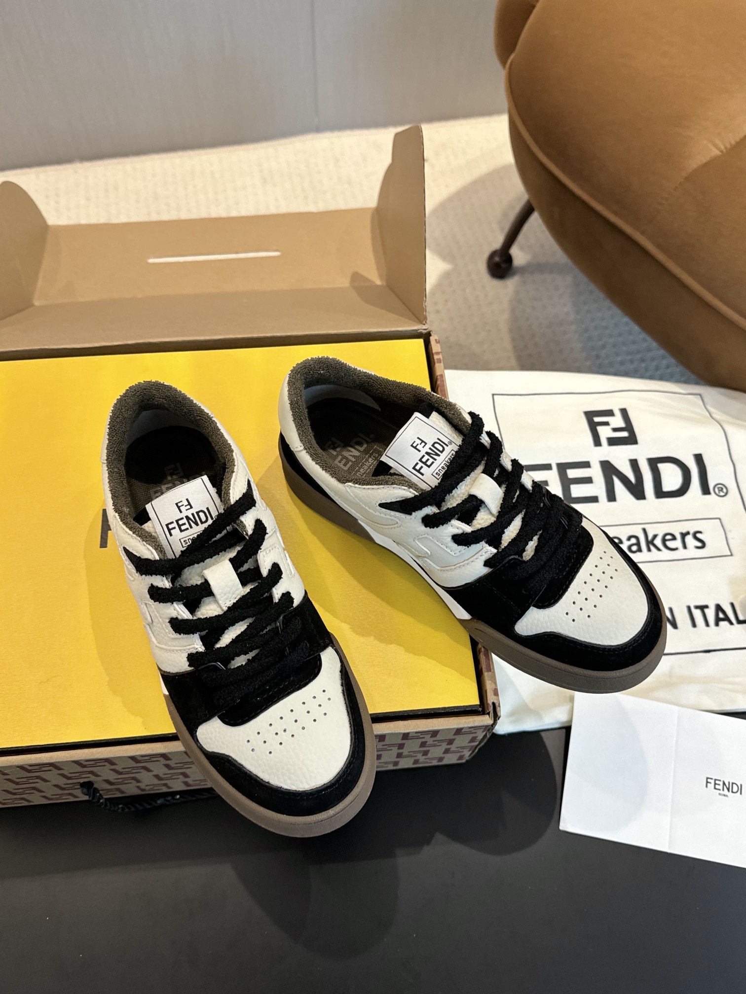 NO:278455,The top-level aircraft box version of real-price couples, Fendi hot series [couple casual sneakers] Real-price FD match Original RMB purchase, one-to-one replica, the first sneaker created by designer Kim Jones, fendi match and donkey-branded Trainer basketball sneakers, fresh blood injection and FF retro design, super beautiful and versatile, the upper is made of cowhide and cow tulle splicing, and the double F logo on the side is made of towel velvet inside, the foot is super soft, light and comfortable to match with sweatshirt, fabric: cow leather velvet color combination, inner: original towel velvet inside, foot pad: mesh injection molding pad, outsole: original open mold multi-color color combination bottom, packaging: original packaging, size: women's model 35-40 / men's model 39-45, manolo  blahnik fendi fendi louis vuitton sneakers hoodie sweatshirts cowhide19860909实价情侣款顶级飞机盒版本  Fendi芬迪爆款系列【情侣休闲运动鞋】 实价FD match 原版RMB购入 一比一复刻 设计师Kim Jones打造的首款运动鞋fendi match 和驴牌的Trainer篮球运动鞋,新鲜血液注入加FF复古的设计 超好看百搭,鞋面采用牛皮和牛猄拼接组合,侧面凸起的双F logo内里采用毛巾绒里上脚超级柔软 ,轻便,舒适搭配卫衣, 面料:牛皮牛猄拼色、 内里:原版毛巾绒里、 垫脚:网布注塑成型垫、 大底:原版开模多色拼色底、 包装:原版全套包装、 码数:女款35-40 / 男款39-45,,manolo blahnik,fendi,fendi,louis vuitton,sneakers,hoodie,sweatshirts,cowhide,Men's shoes