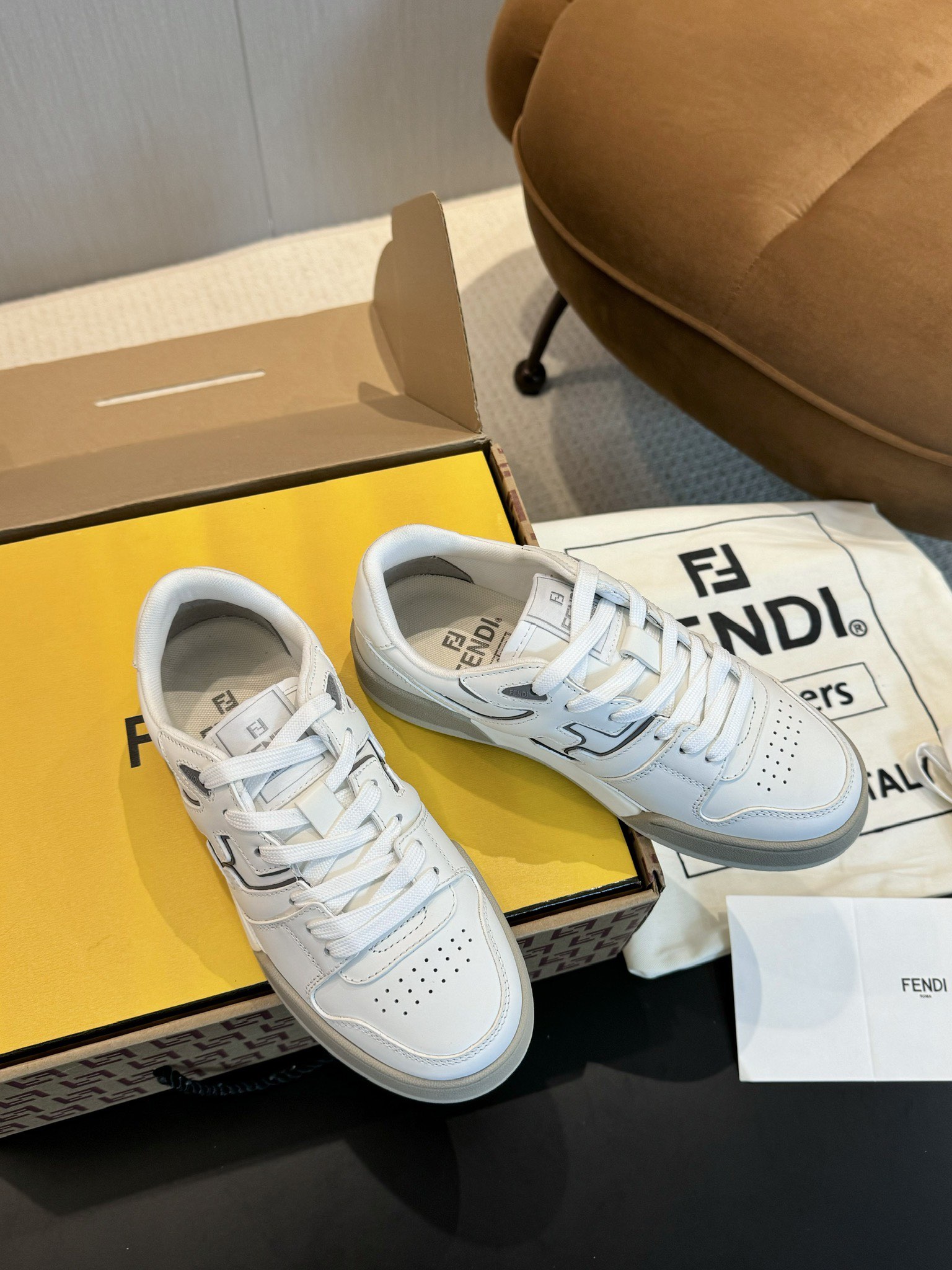 NO:278470,Real-priced couples' top-level aircraft box version Leather Fendi hot series [Couple casual sneakers] FD match Original RMB purchase One-to-one replica The first sneakers created by designer Kim Jones fendi match and donkey brand Trainer basketball sneakers, fresh blood injected with FF retro design, super beautiful and versatile, the upper is made of cowhide and cow tulle splicing combination, and the double F logo on the side is made of towel velvet inside, and the foot is super soft, light and comfortable to match with sweatshirt. Fabric: cow leather cow velvet color combination, inner: original towel velvet inside, foot pad: mesh injection molding pad, outsole: original open mold multi-color color combination bottom, packaging: original packaging, size: women's model 35-40 / men's model 39-45, manolo  blahnik fendi fendi louis vuitton sneakers hoodie sweatshirts cowhide19860909实价情侣款顶级飞机盒版本 皮面 Fendi芬迪爆款系列【情侣休闲运动鞋】 FD match 原版RMB购入 一比一复刻 设计师Kim Jones打造的首款运动鞋fendi match 和驴牌的Trainer篮球运动鞋,新鲜血液注入加FF复古的设计 超好看百搭,鞋面采用牛皮和牛猄拼接组合,侧面凸起的双F logo内里采用毛巾绒里上脚超级柔软 ,轻便,舒适搭配卫衣, 面料:牛皮牛猄拼色、 内里:原版毛巾绒里、 垫脚:网布注塑成型垫、 大底:原版开模多色拼色底、 包装:原版全套包装、 码数:女款35-40 / 男款39-45,,manolo blahnik,fendi,fendi,louis vuitton,sneakers,hoodie,sweatshirts,cowhide,Men's shoes