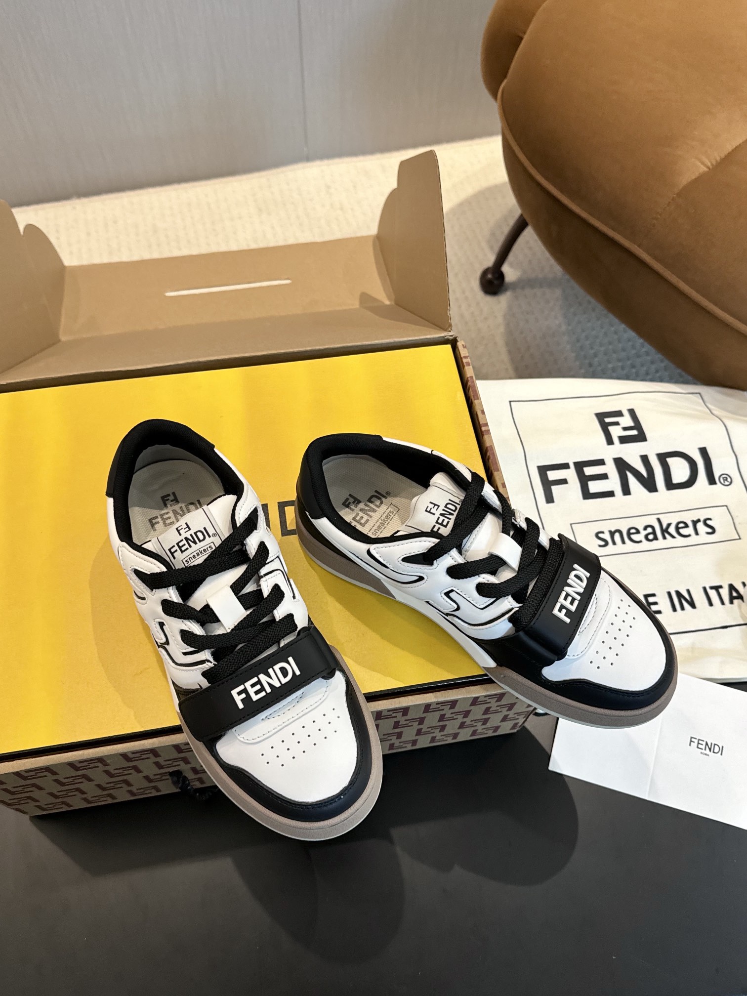 NO:278475,Real-priced couples' top-level aircraft box version Velcro Fendi hot series [couple casual sneakers] FD match Original RMB purchase One-to-one replica The first sneakers created by designer Kim Jones fendi match and donkey-branded Trainer basketball sneakers, fresh blood injected with FF retro design, super beautiful and versatile, the upper is made of cowhide and cow zipper splicing, and the double F logo on the side is made of towel velvet inside, the foot is super soft, light and comfortable to match with sweatshirt, fabric: cow leather velvet color combination, inner: original towel velvet inside, foot pad: mesh injection molding pad, outsole: original open mold multi-color color combination bottom, packaging: original packaging, size: women's model 35-40 / men's model 39-45, manolo  blahnik fendi fendi louis vuitton sneakers hoodie sweatshirts cowhide19860909实价情侣款顶级飞机盒版本 魔术贴 Fendi芬迪爆款系列【情侣休闲运动鞋】 FD match 原版RMB购入 一比一复刻 设计师Kim Jones打造的首款运动鞋fendi match 和驴牌的Trainer篮球运动鞋,新鲜血液注入加FF复古的设计 超好看百搭,鞋面采用牛皮和牛猄拼接组合,侧面凸起的双F logo内里采用毛巾绒里上脚超级柔软 ,轻便,舒适搭配卫衣, 面料:牛皮牛猄拼色、 内里:原版毛巾绒里、 垫脚:网布注塑成型垫、 大底:原版开模多色拼色底、 包装:原版全套包装、 码数:女款35-40 / 男款39-45,,manolo blahnik,fendi,fendi,louis vuitton,sneakers,hoodie,sweatshirts,cowhide,Men's shoes