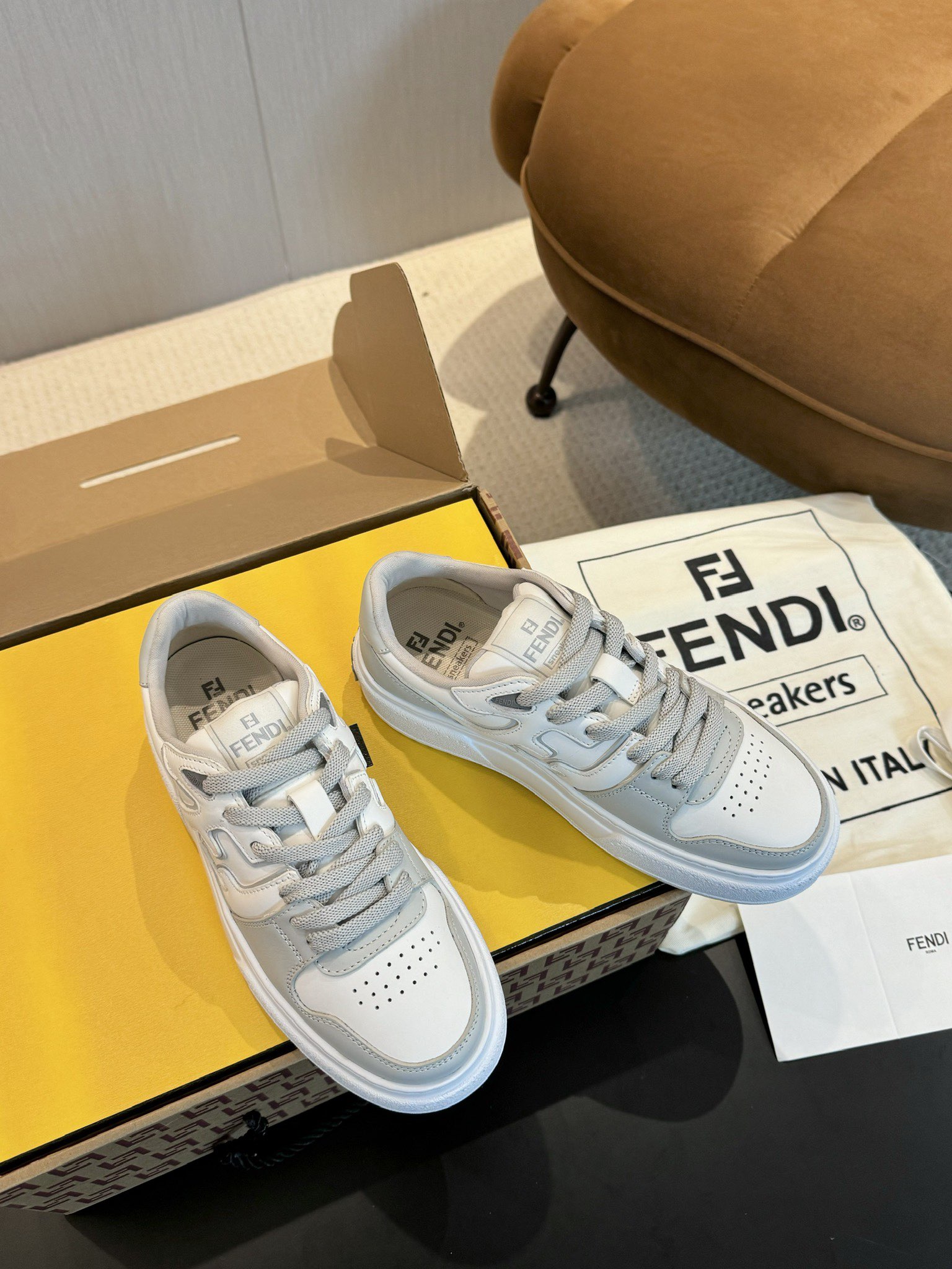 NO:278480,Real-price Fendi thick-soled casual shoes, purchase aircraft box version, thick-soled hot series [couple casual sneakers] FD match Original RMB purchase, one-to-one replica, the first sneaker created by designer Kim Jones, fendi match and donkey brand Trainer basketball sneakers, fresh blood injected with FF retro design, super beautiful and versatile, the upper is made of cowhide and cow tulle splicing, and the double F logo on the side is made of towel velvet inside, the foot is super soft, light, comfortable to match with sweatshirt, height 5cm Fabric: cowhide color combination, inner: original towel velvet inside, foot pad: mesh injection molding pad, outsole: original open mold multi-color color combination bottom, packaging: original full set of packaging, size: women's model 35-40 /  Men's 39-45, manolo blahnik,fendi,fendi,louis vuitton,sneakers,hoodie,sweatshirts,cowhide19860909实价Fendi芬迪厚底休闲鞋 代购飞机盒版本 厚底 爆款系列【情侣休闲运动鞋】 FD match 原版RMB购入 一比一复刻 设计师Kim Jones打造的首款运动鞋fendi match 和驴牌的Trainer篮球运动鞋,新鲜血液注入加FF复古的设计 超好看百搭,鞋面采用牛皮和牛猄拼接组合,侧面凸起的双F logo内里采用毛巾绒里上脚超级柔软 ,轻便,舒适搭配卫衣, 增高5cm 面料:牛皮牛猄拼色、 内里:原版毛巾绒里、 垫脚:网布注塑成型垫、 大底:原版开模多色拼色底、 包装:原版全套包装、 码数:女款35-40 / 男款39-45,,manolo blahnik,fendi,fendi,louis vuitton,sneakers,hoodie,sweatshirts,cowhide,Men's shoes