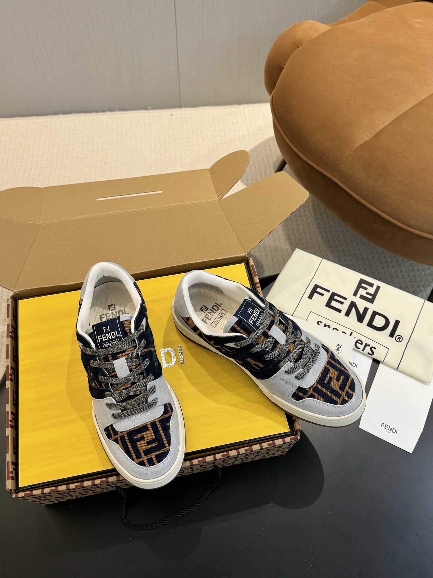 NO:278485,Real-priced couples' top-level aircraft box version Fendi's hot series [couple casual sneakers] FD match Original RMB purchase One-to-one replica The first sneakers created by designer Kim Jones are fendi match and the donkey-branded Trainer basketball sneakers, fresh blood injection and FF retro design, super beautiful and versatile, the upper is made of cowhide and cow tulle splicing combination, and the double F logo on the side is made of towel velvet inside, and the foot is super soft, light and comfortable to match with a sweatshirt. Fabric: cow leather velvet color combination, inner: original towel velvet inside, foot pad: mesh injection molding pad, outsole: original open mold multi-color color combination bottom, packaging: original packaging, size: women's model 35-40 / men's model 39-45, manolo  blahnik fendi fendi louis vuitton sneakers hoodie sweatshirts cowhide19860909实价情侣款顶级飞机盒版本  Fendi芬迪爆款系列【情侣休闲运动鞋】 FD match 原版RMB购入 一比一复刻 设计师Kim Jones打造的首款运动鞋fendi match 和驴牌的Trainer篮球运动鞋,新鲜血液注入加FF复古的设计 超好看百搭,鞋面采用牛皮和牛猄拼接组合,侧面凸起的双F logo内里采用毛巾绒里上脚超级柔软 ,轻便,舒适搭配卫衣, 面料:牛皮牛猄拼色、 内里:原版毛巾绒里、 垫脚:网布注塑成型垫、 大底:原版开模多色拼色底、 包装:原版全套包装、 码数:女款35-40 / 男款39-45,,manolo blahnik,fendi,fendi,louis vuitton,sneakers,hoodie,sweatshirts,cowhide,Men's shoes