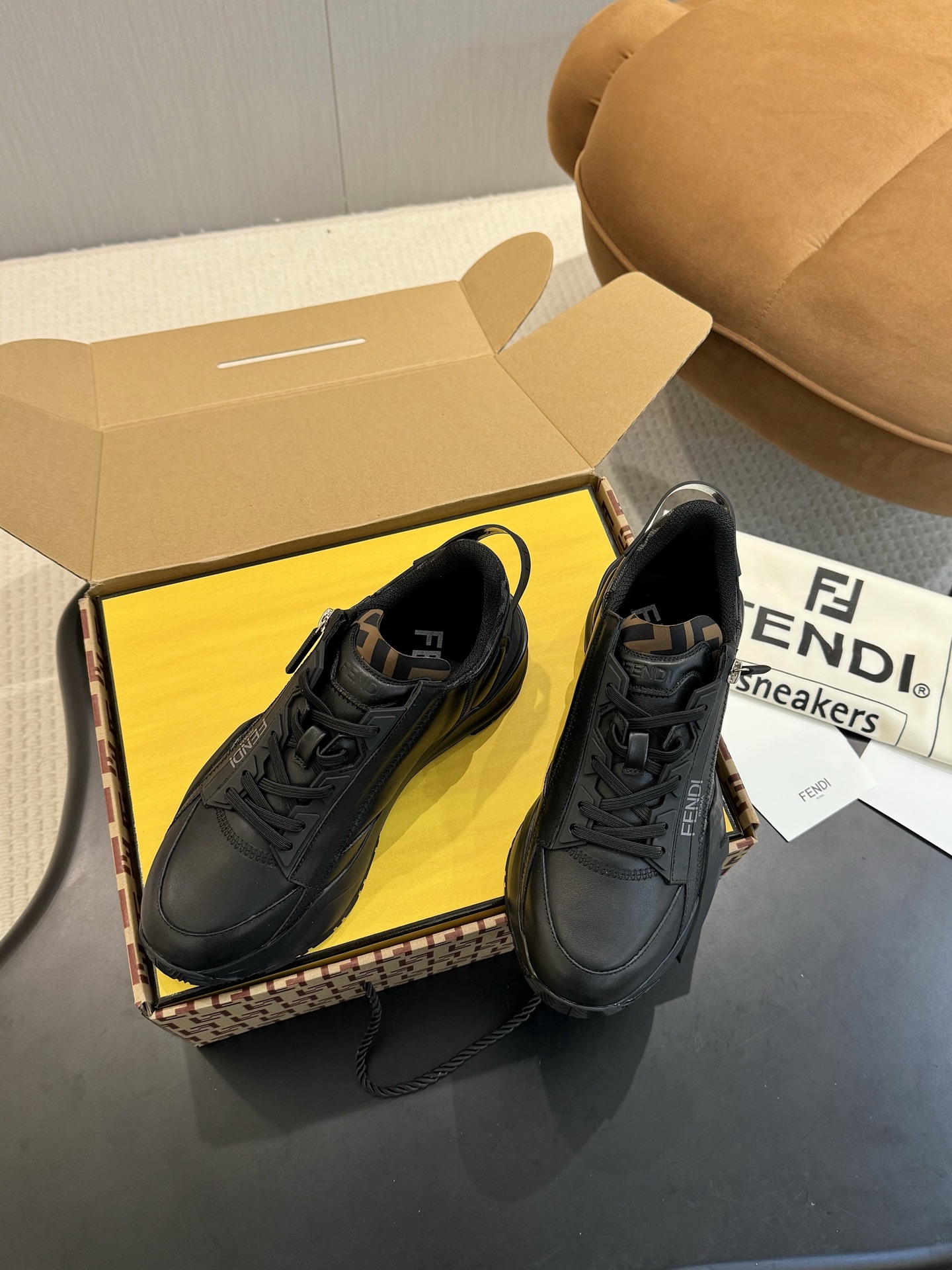 NO:278490,Real-price Fendi 25ss Spring and Summer New FLOW Men's Sneakers Fendi Spring and Summer New Men's Shoes Fendi Fashion Flow New Colors Coming and Desirable Fashion High-quality Fabric Comfortable and Desirable Shows a unique taste while walking easily becomes the focus of the street, matched with elastic bands, side zippers, corrugated sole engraved with F The heel is decorated with harness Fendi Flow Black suede mixed material FF pattern tongue Ultralight wear-resistant EVA outsole Size 39-45 (45 custom made without return or exchange), Fendi, fendi, sneakers, chamois leather19860909实价Fendi 芬迪 25ss春夏新品FLOW 男士一脚蹬运动鞋Fendi春夏新款男鞋 Fendi时尚Flow 新色来袭 潮流感十足 优质面料 舒适耐穿 行走间尽显独特品味 轻松成为街头焦点,搭配松紧带、侧拉链,刻有F的波纹鞋底 鞋跟饰有凸纹Fendi Flow字样 黑色麂皮混合材质 FF图案鞋舌 超轻耐磨EVA大底 码数39-45（45定做不退换）,,fendi,fendi,sneakers,chamois leather,Men's shoes