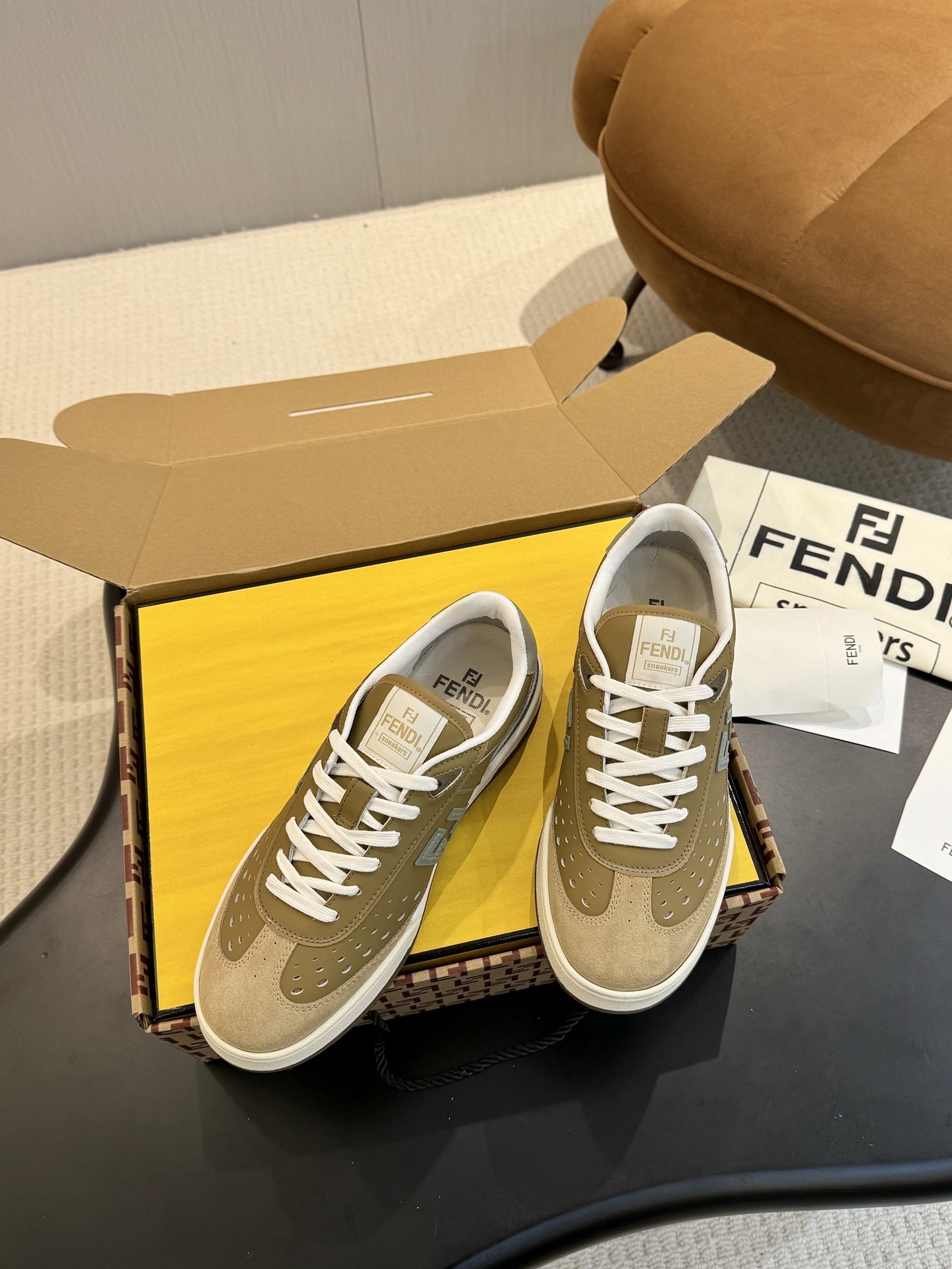 NO:278495,Real-priced Fendi match series 25 new color schemes, thick-soled casual sneakers, couples' height-enhancing skateboard shoes, white shoes, original purchase and development, making goods, the first sneakers created by designer Kim Jones, fendi match, and LV donkey-branded Trainer basketball sneakers. The shoe shape is similar. FF retro design is added. The upper is suede and leather splicing combination. The side raised double F logo is made of towel velvet. The foot is super soft and light. Comfortable to match with sweatshirt. The feeling of youth is full of youth. The upper is customized imported head-layer cowhide. The inner foot is imported customized breathable net. The sole is double-color TPU mold shot out the sole white cushioned and high elastic. The sole is 3.5cm thick. Size: Women's model 35-41 (40.41 custom-made without return)  Men's 40-44 (45 custom made without return or exchange), fendi, fendi, louis vuitton, louis vuitton, sneakers, hoodie, sweatshirts, cowhide, chamois leather19860909实价Fendi芬迪 match系列 25新配色 厚底休闲运动鞋情侣款增高滑板鞋德训鞋 小白鞋 原版购入开发 做货 设计师Kim Jones打造的首款运动鞋fendi match 和LV驴牌的Trainer篮球运动鞋 鞋型差不多 添加了FF复古的设计 鞋面采用麂皮和皮革拼接组合 侧面凸起的双F logo内里采用毛巾绒里 上脚超级柔软 轻便 舒适搭配卫衣 少年感满满 鞋面原版定制进口头层牛皮 内里垫脚进口定制透气网 鞋底双色TPU模具射出大底白色缓震高弹 底厚3.5cm 码数: 女款35-41（40.41定做不退换） 男款40-44（45定做不退换）,,fendi,fendi,louis vuitton,louis vuitton,sneakers,hoodie,sweatshirts,cowhide,chamois leather,Men's shoes