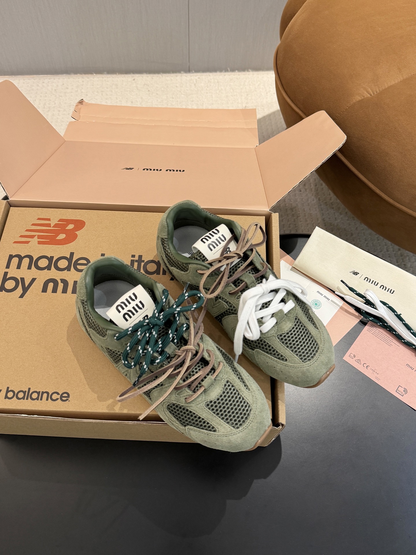 NO:888585,Made in Guangzhou || Upgraded version of the Miu Miu x New Balance co-branded moral training shoes! The classic dad shoe style New Balance 530 is the protagonist. MiuMiu has changed the familiar white sneakers color scheme of the 530. It covers the outline of the New Balance 530 with dark brown, gray, and a little distressed fabric. The deliberately worn and uneven leather tones give the sneakers a different personality! Wearing socks with the upper feet looks great and the visual effect is more fashionable and western ~ Materials and craftsmanship - original 1:1 custom-made imported suede high mercerized cow velvet on the upper, original custom-made imported full-grain sheepskin breathable mesh on the lining, original 1:1 custom-made latex foam hanging sheepskin for the feet, original 1:1 molded two-color TPU wear-resistant rubber outsole Size: 35, 36, 37, 38, 39, 40, casual shoes/sports shoes, miumiu, sneakers, sheepskin, chamois leather, socks19860909莞产 || 升级版本 缪缪 联名款德训鞋 Miu Miu x New Balance 的续作！经典的老爹鞋款式 New Balance 530 作为主角,MiuMiu一改530熟悉的白波鞋配色～以深褐色、灰色,带点仿旧的布料包覆着 New Balance 530 的轮廓,刻意磨损、不均勻的皮革色调,多了波鞋不同的个性！ 上脚配袜子穿超好看视觉效果更时髦又洋气～ 材质与工艺- 鞋面原版1:1定制进口麂皮高丝光牛绒 内里原版定制进口全粒面羊皮透气网布 垫脚原版1:1定制乳胶发泡挂羊皮 大底原版1:1开模双色TPU耐磨橡胶大底 Size:35、36、37、38、39、40,休闲鞋/运动鞋,miumiu,sneakers,sheepskin,chamois leather,socks,Women's Shoes