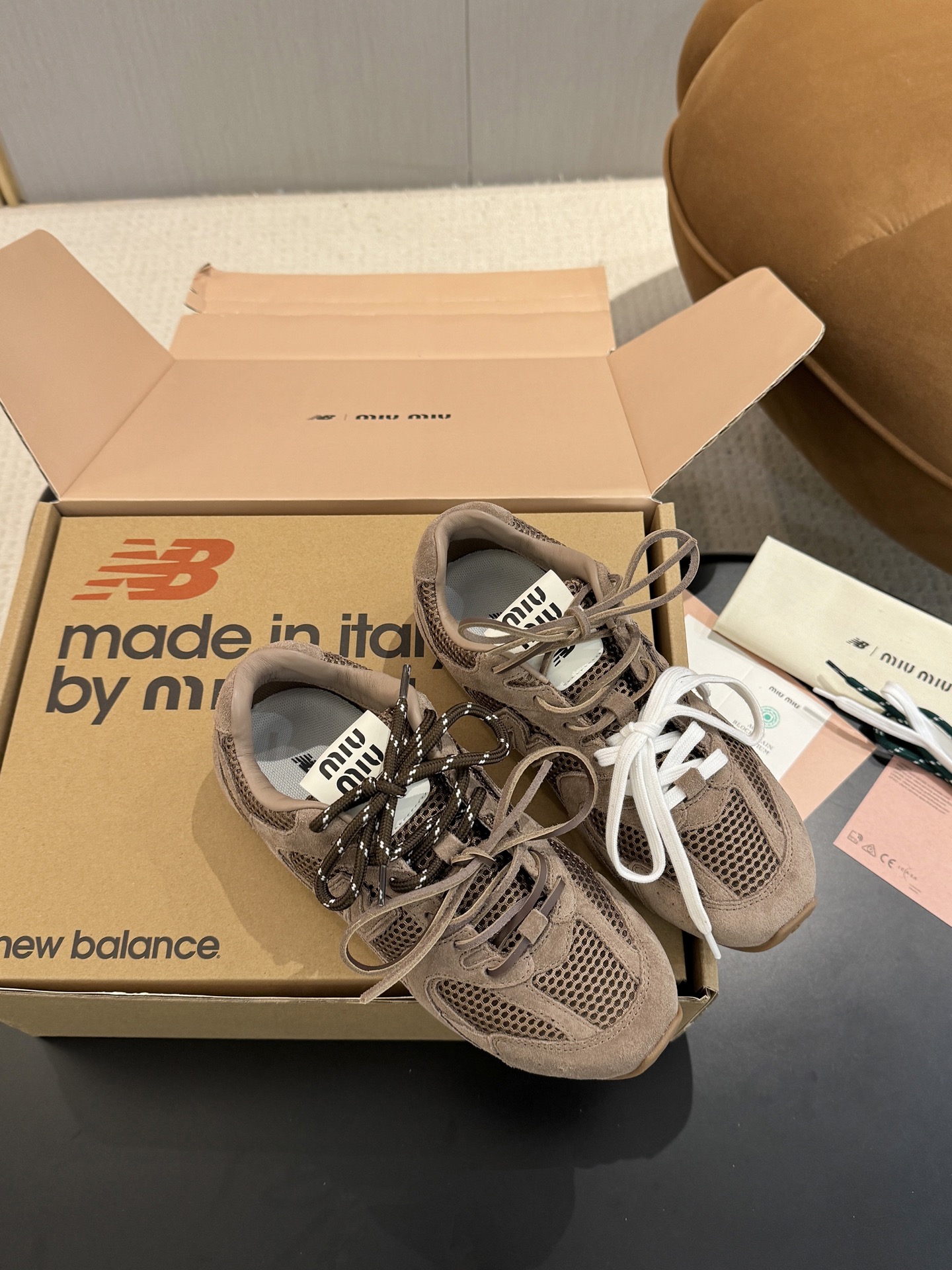 NO:888593,Made in Guangzhou || Upgraded version of the Miu Miu x New Balance co-branded moral training shoes! The classic dad shoe style New Balance 530 is the protagonist. MiuMiu has changed the familiar white sneakers color scheme of the 530. It covers the outline of the New Balance 530 with dark brown, gray, and a little distressed fabric. The deliberately worn and uneven leather tones give the sneakers a different personality! Wearing socks with the upper feet looks great and the visual effect is more fashionable and western ~ Materials and craftsmanship - original 1:1 custom-made imported suede high mercerized cow velvet on the upper, original custom-made imported full-grain sheepskin breathable mesh on the lining, original 1:1 custom-made latex foam hanging sheepskin for the feet, original 1:1 molded two-color TPU wear-resistant rubber outsole Size: 35, 36, 37, 38, 39, 40, casual shoes/sports shoes, miumiu, sneakers, sheepskin, chamois leather, socks19860909莞产 || 升级版本 缪缪 联名款德训鞋 Miu Miu x New Balance 的续作！经典的老爹鞋款式 New Balance 530 作为主角,MiuMiu一改530熟悉的白波鞋配色～以深褐色、灰色,带点仿旧的布料包覆着 New Balance 530 的轮廓,刻意磨损、不均勻的皮革色调,多了波鞋不同的个性！上脚配袜子穿超好看视觉效果更时髦又洋气～ 材质与工艺- 鞋面原版1:1定制进口麂皮高丝光牛绒 内里原版定制进口全粒面羊皮透气网布 垫脚原版1:1定制乳胶发泡挂羊皮 大底原版1:1开模双色TPU耐磨橡胶大底 Size:35、36、37、38、39、40,休闲鞋/运动鞋,miumiu,sneakers,sheepskin,chamois leather,socks,Women's Shoes