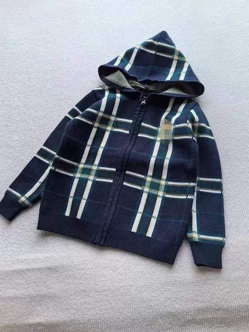 “Zenium Raisins, Knitted Shirts & More at Grand School of Childhood Colors” - 图片 6