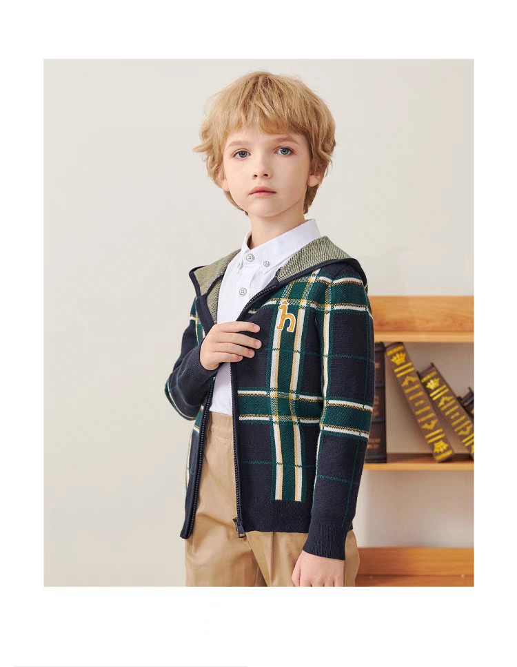 “Zenium Raisins, Knitted Shirts & More at Grand School of Childhood Colors” - 图片 2