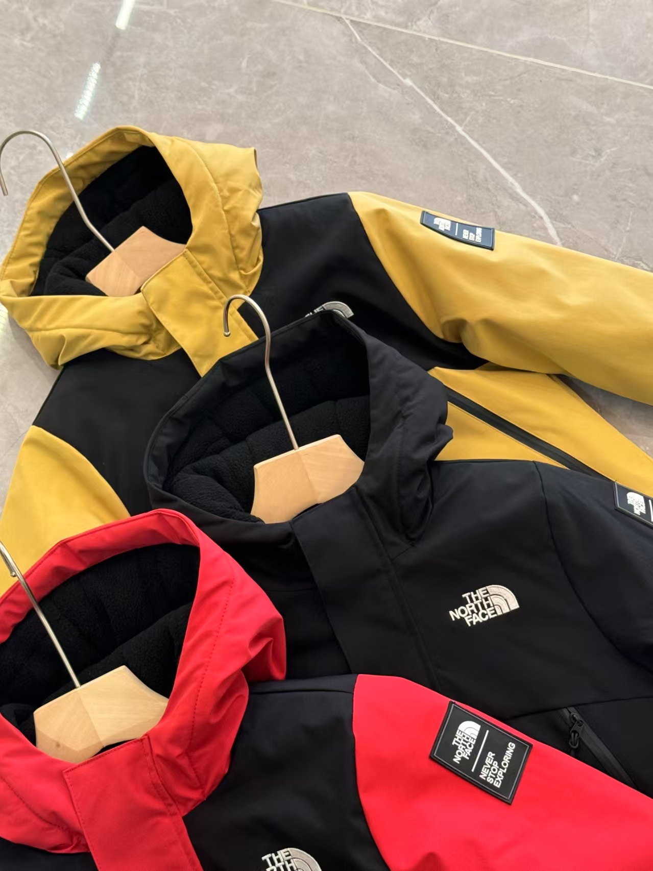“The North Face Rainproof Cotton Ski Suit for North Korean Children” - 图片 3