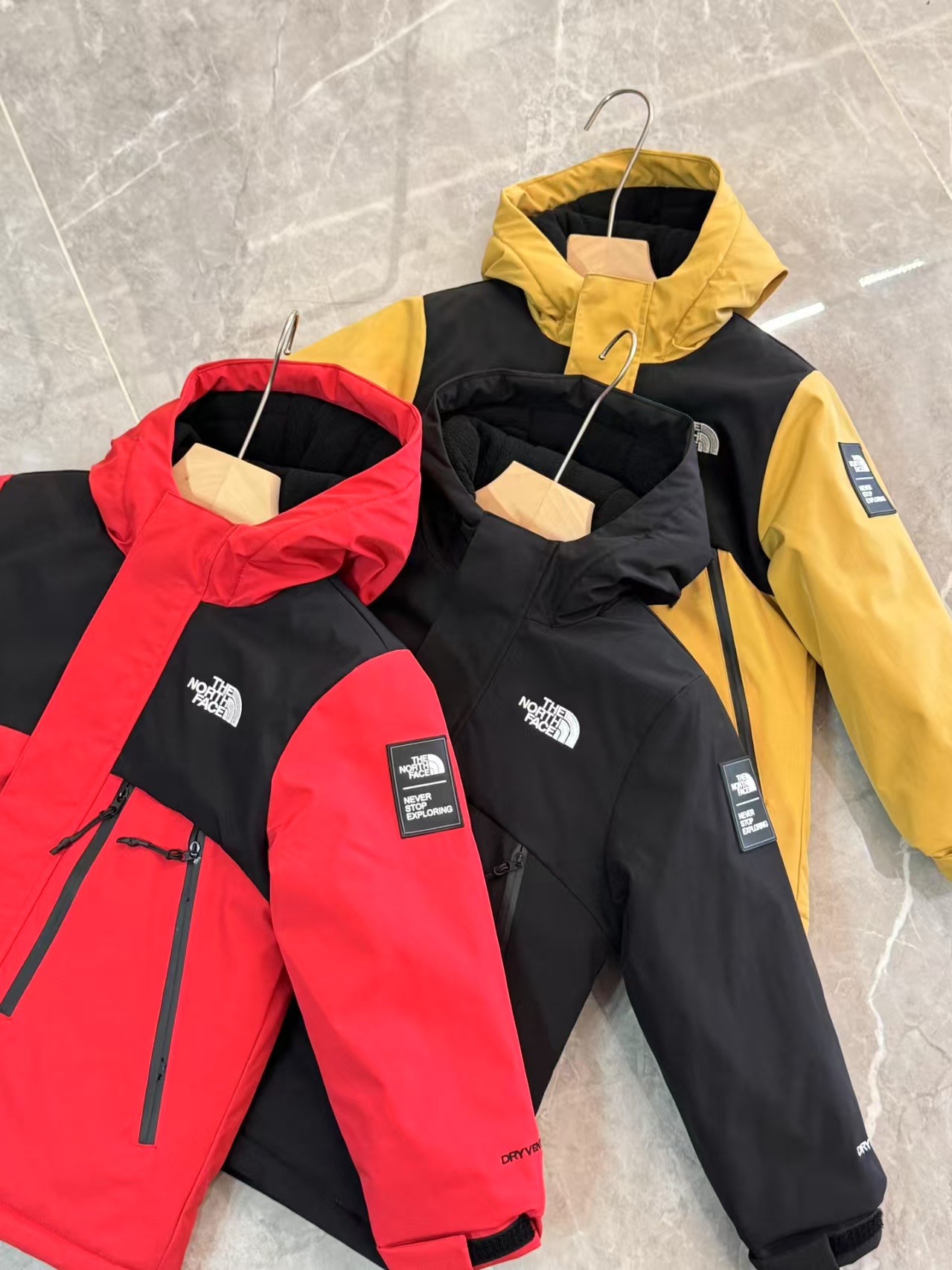 “The North Face Rainproof Cotton Ski Suit for North Korean Children” - 图片 2
