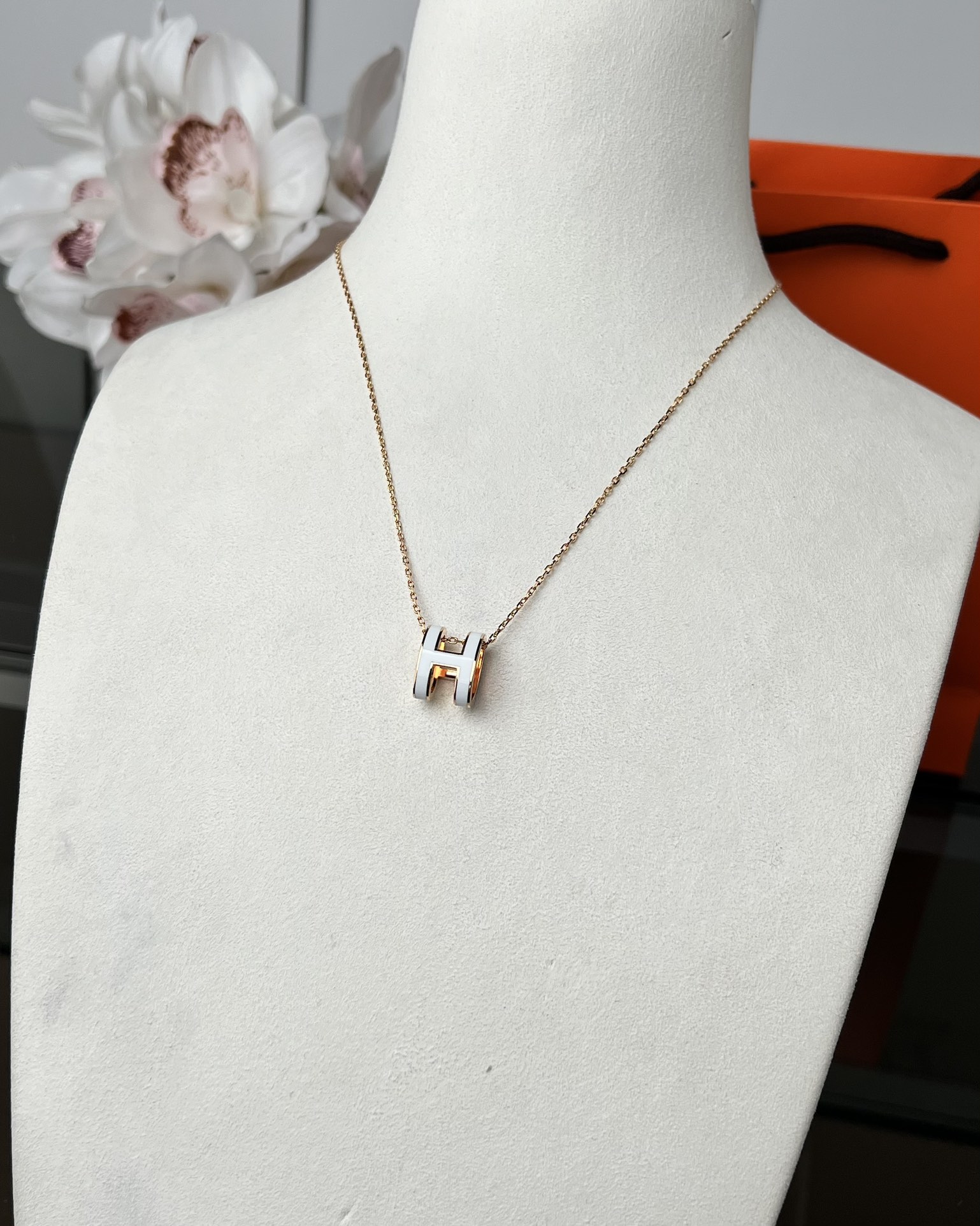 Classic "H" Enamel Pendant Necklace - Comprehensive 8